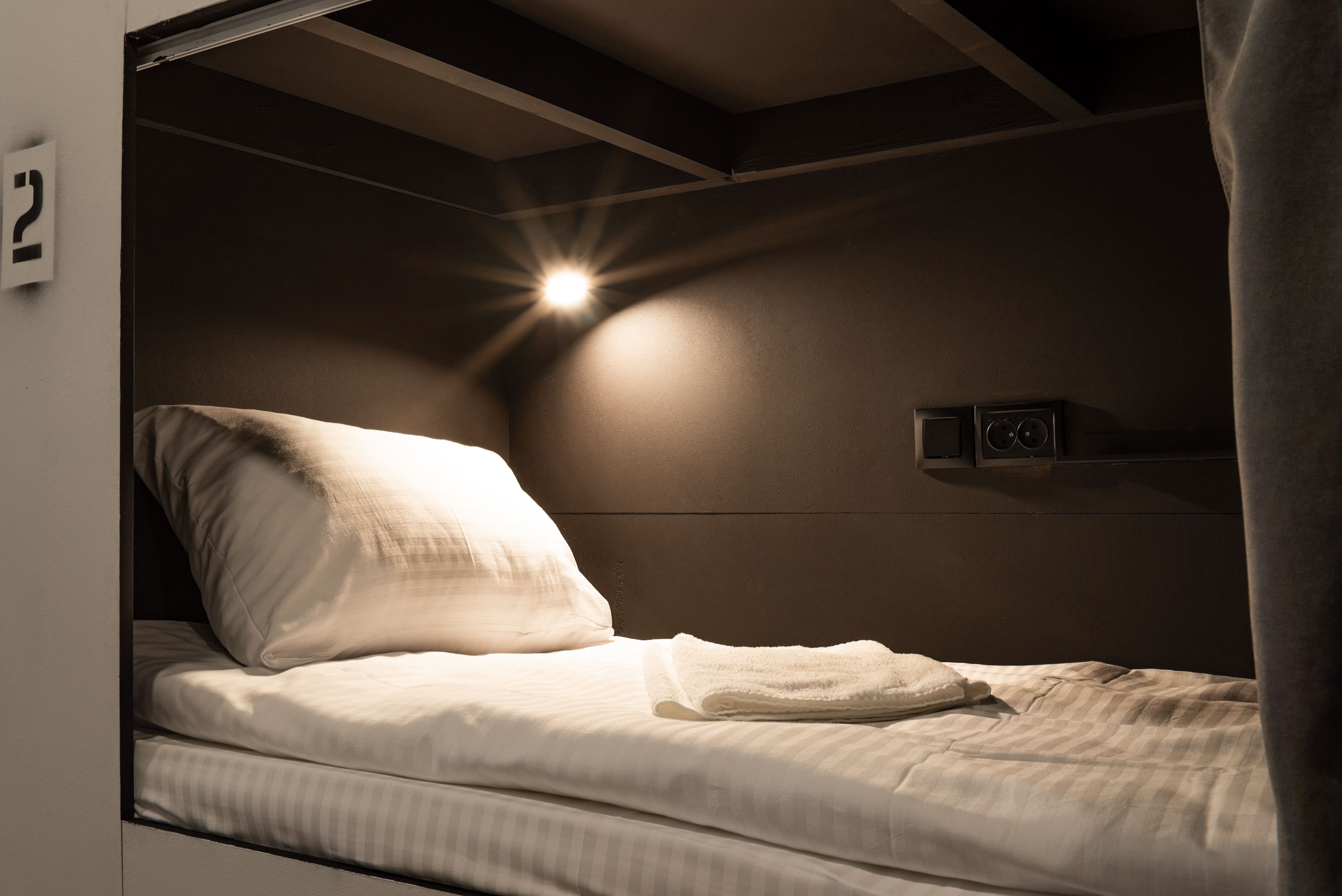 Кровать в общем 6-местном номере для мужчин и женщин