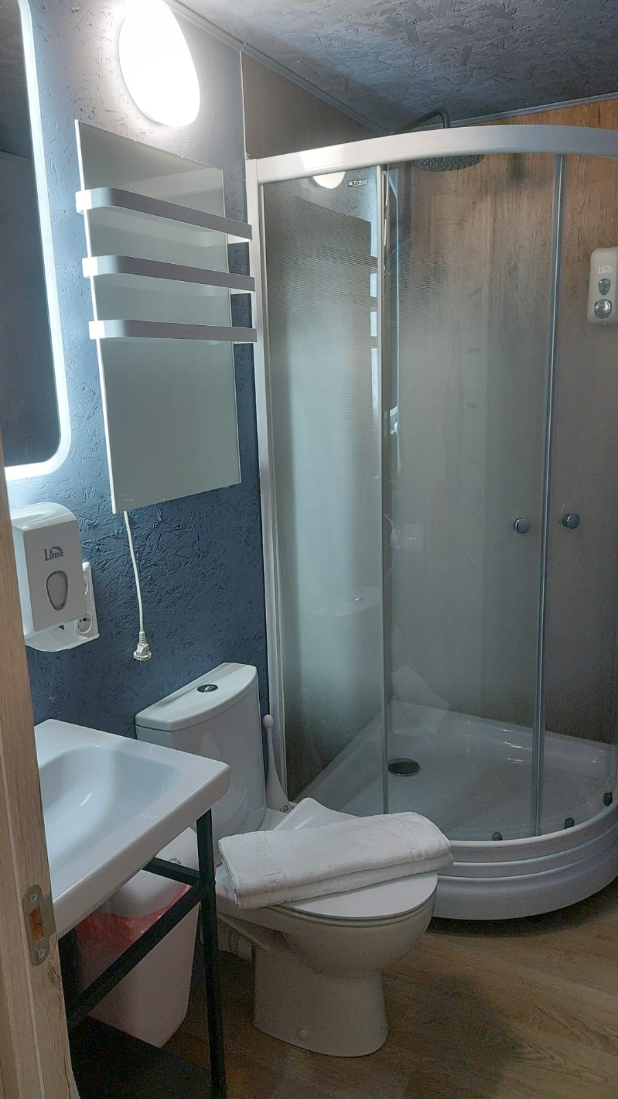 Трехместный номер с видом на горы