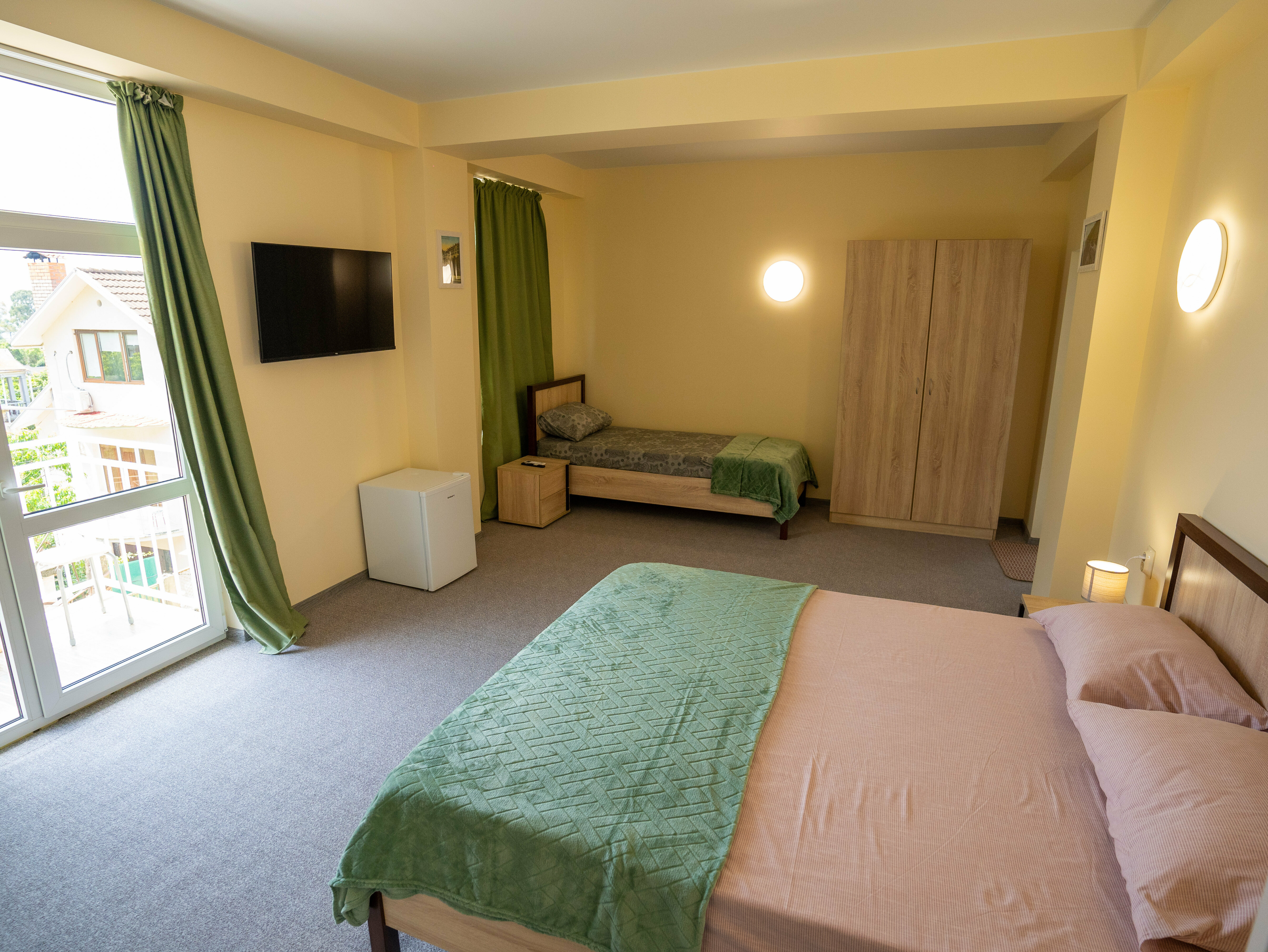 Трехместный номер с балконом