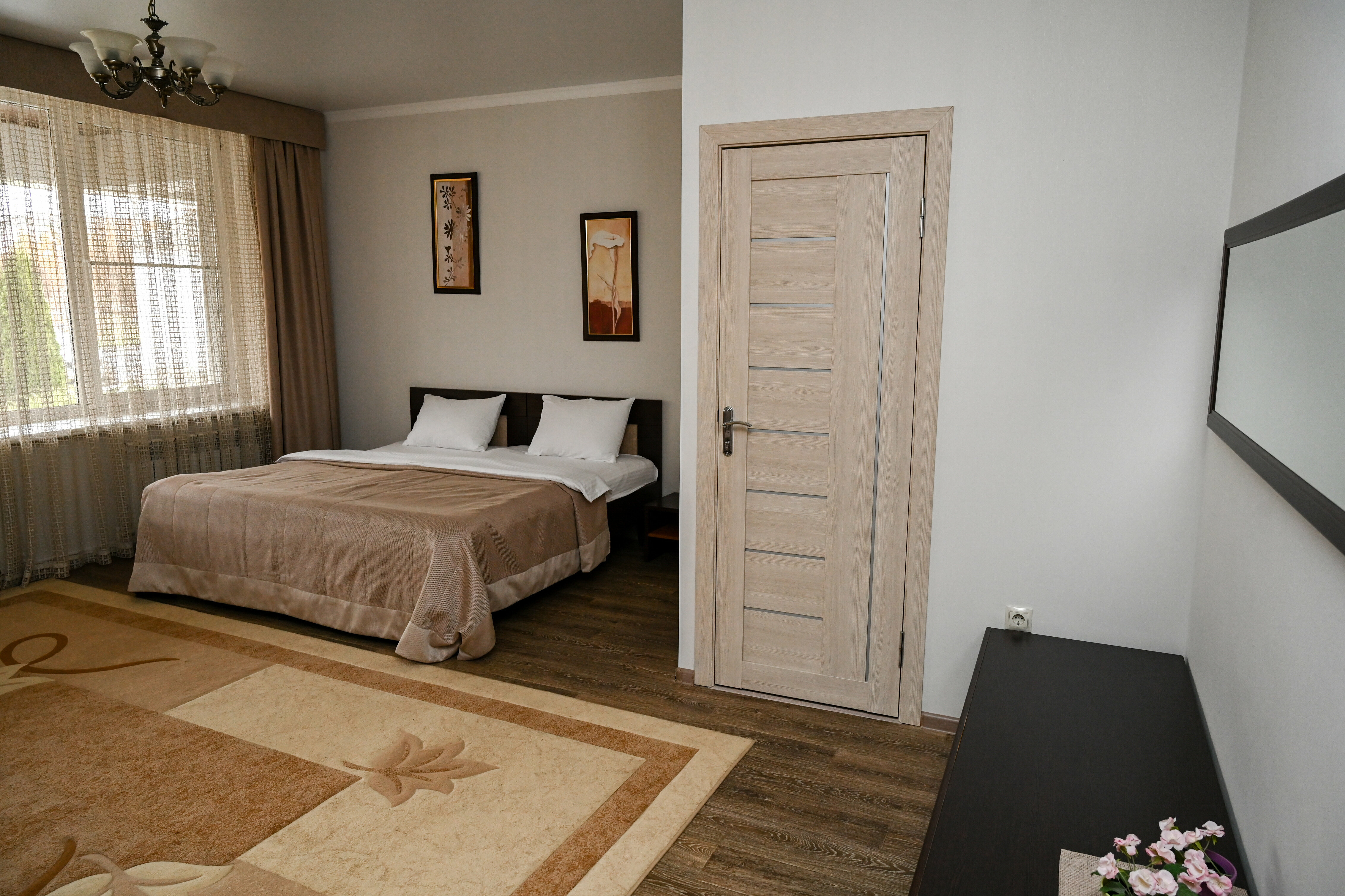 Двухместный номер с двуспальной кроватью и дополнительной кроватью