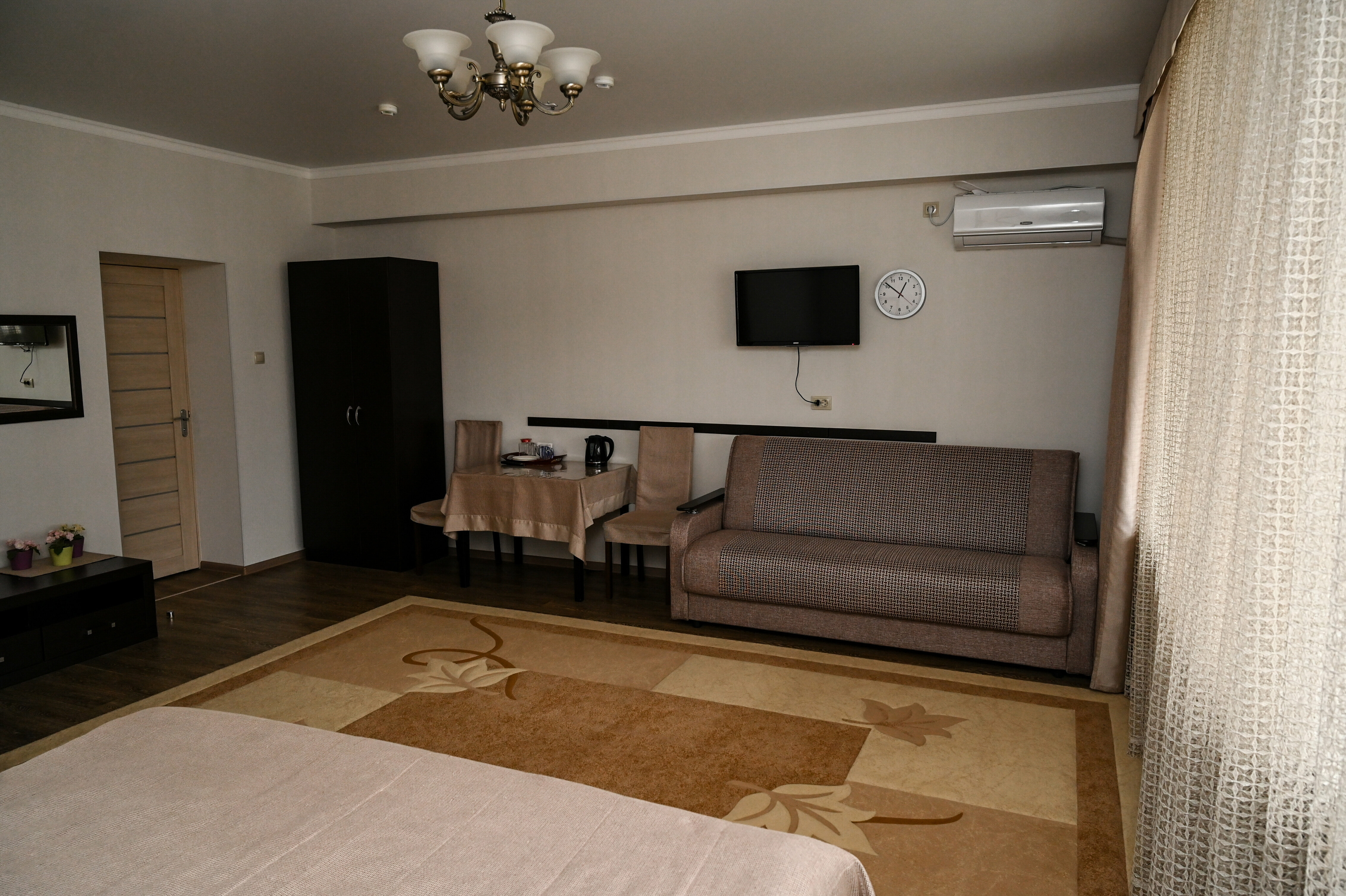 Двухместный номер с двуспальной кроватью и дополнительной кроватью