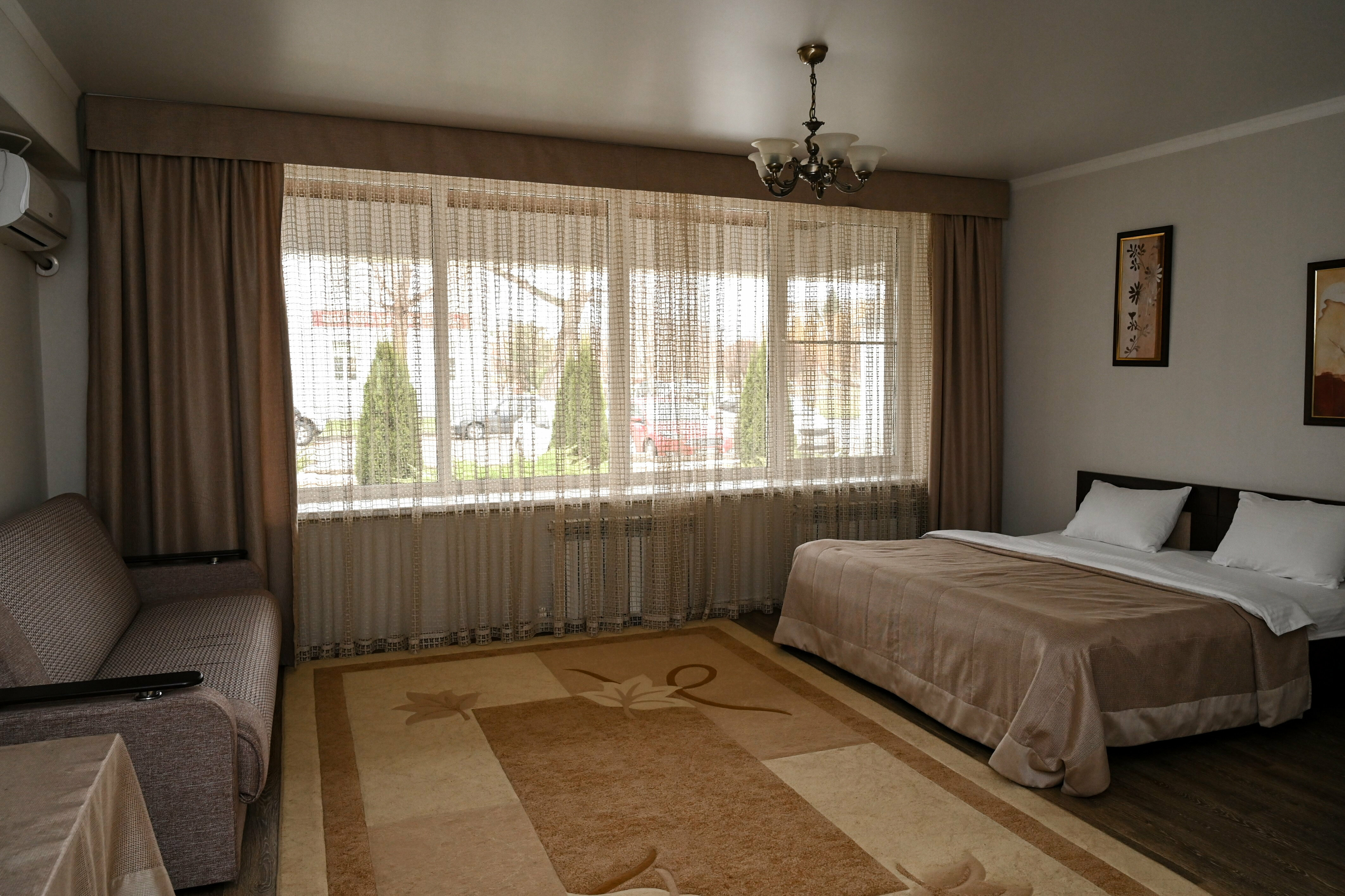 Двухместный номер с двуспальной кроватью и дополнительной кроватью