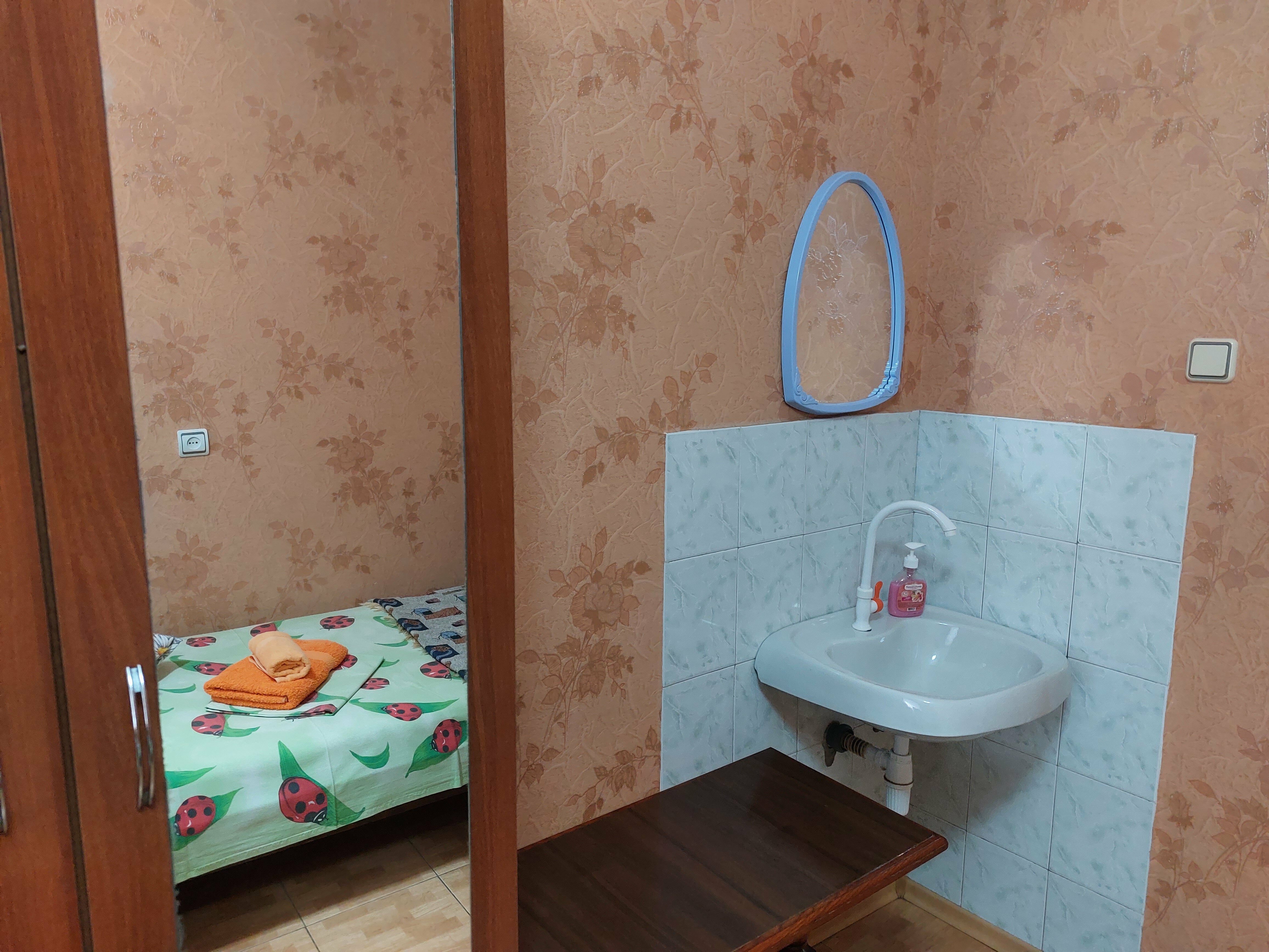 Трехместный номер с общей ванной комнатой