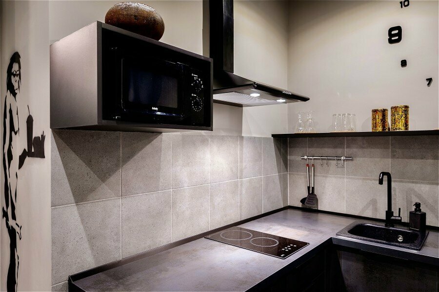 Бронь на 2х чел.- двусп. кровать.Если 2м гостям надо 2 раздел. места,доплата 500 руб.3-4чел. -кровать и диван(2 одеяла).5 чел.- кровать,диван,кресло(3 одеяла).Доп.одеял нет.