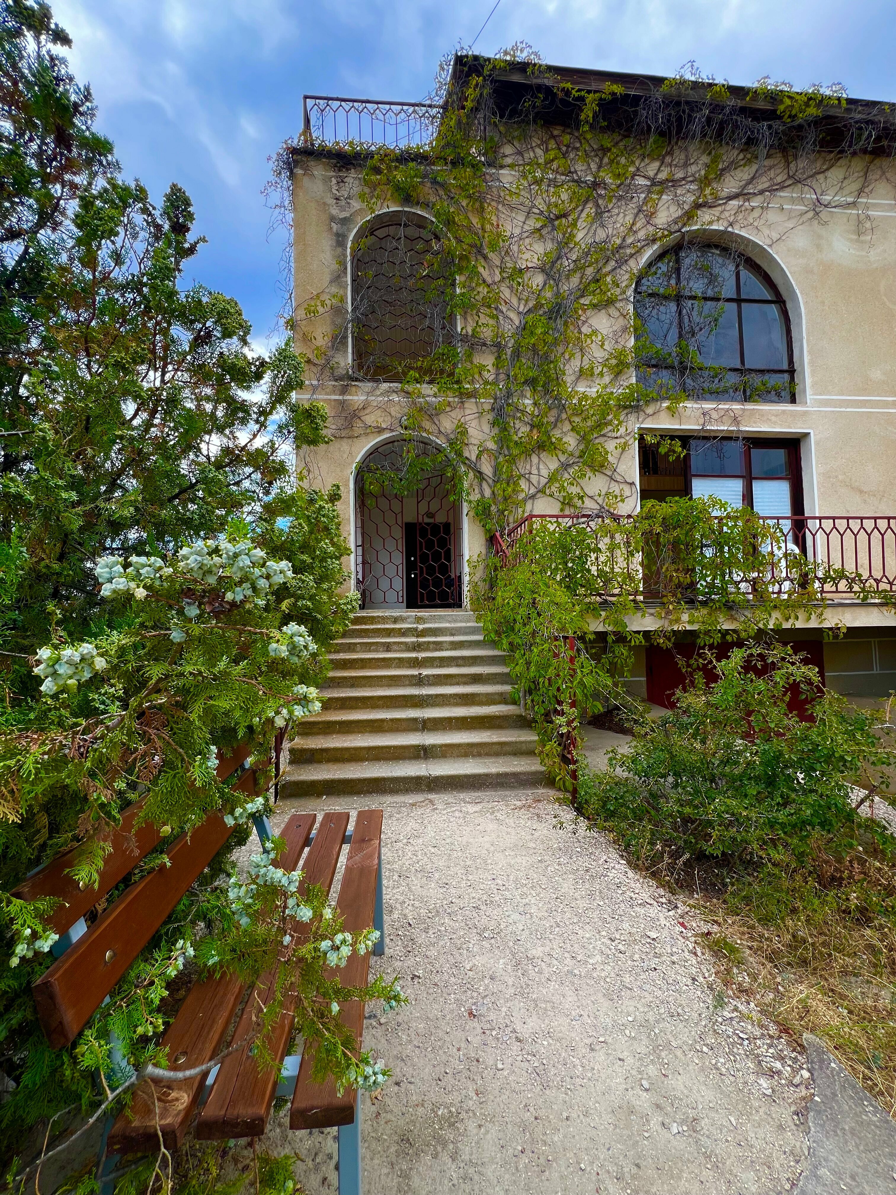 Трехместный номер с видом на горы