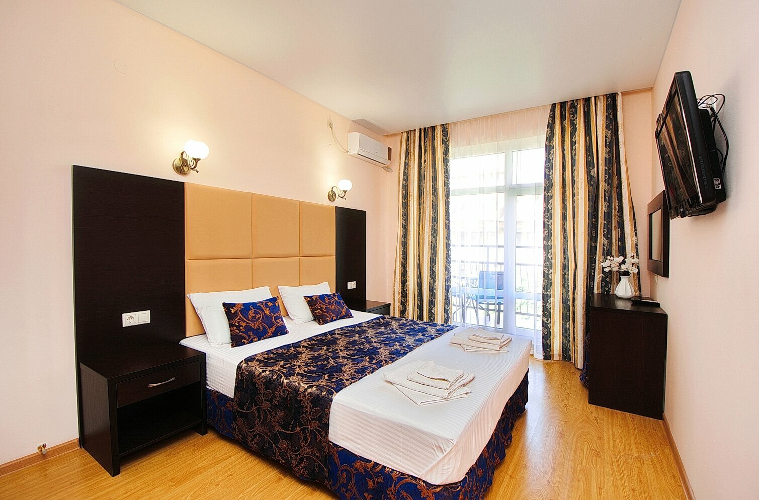 Семейный номер с видом на сад