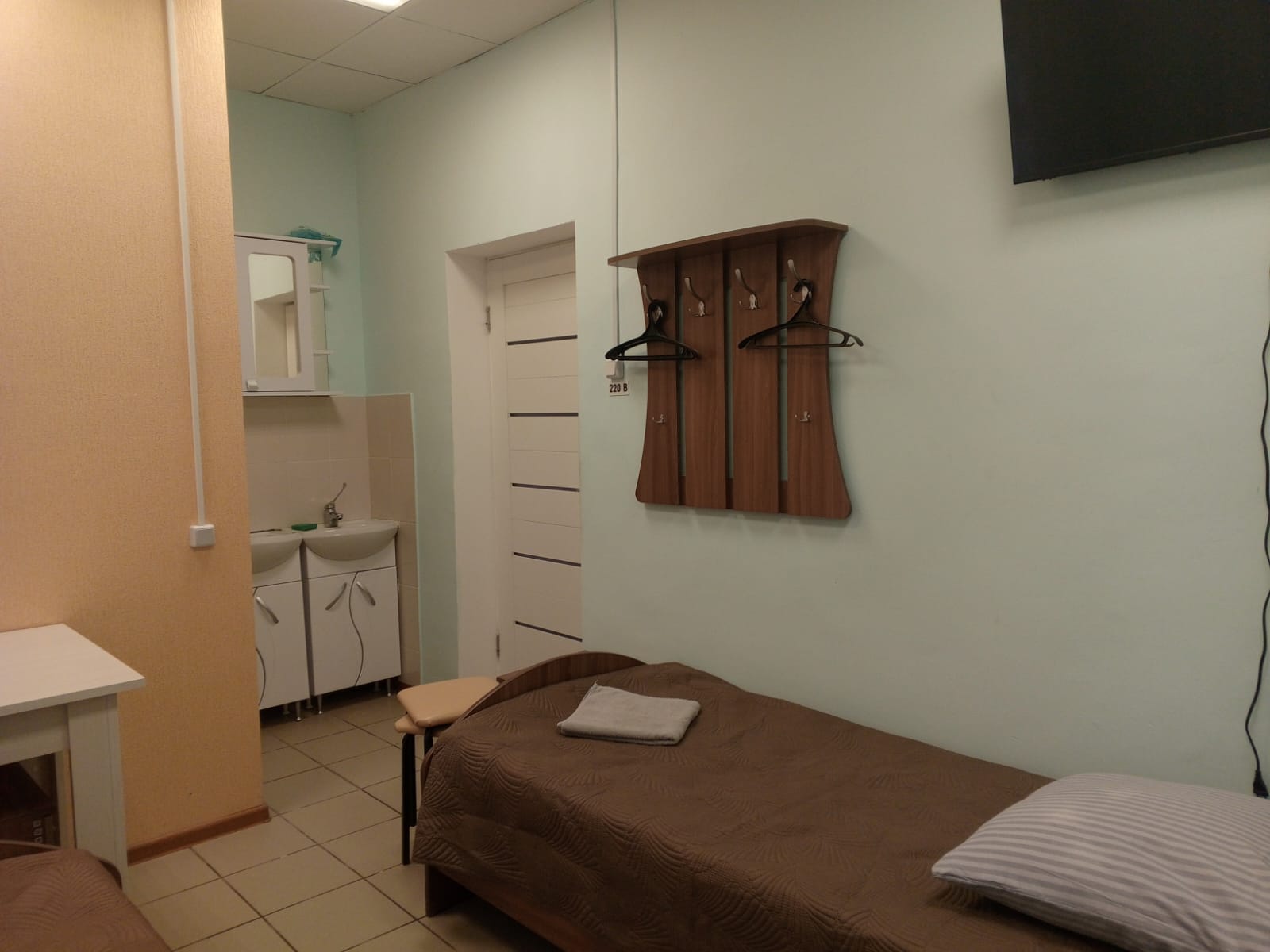 Трехместный номер с собственной ванной комнатой