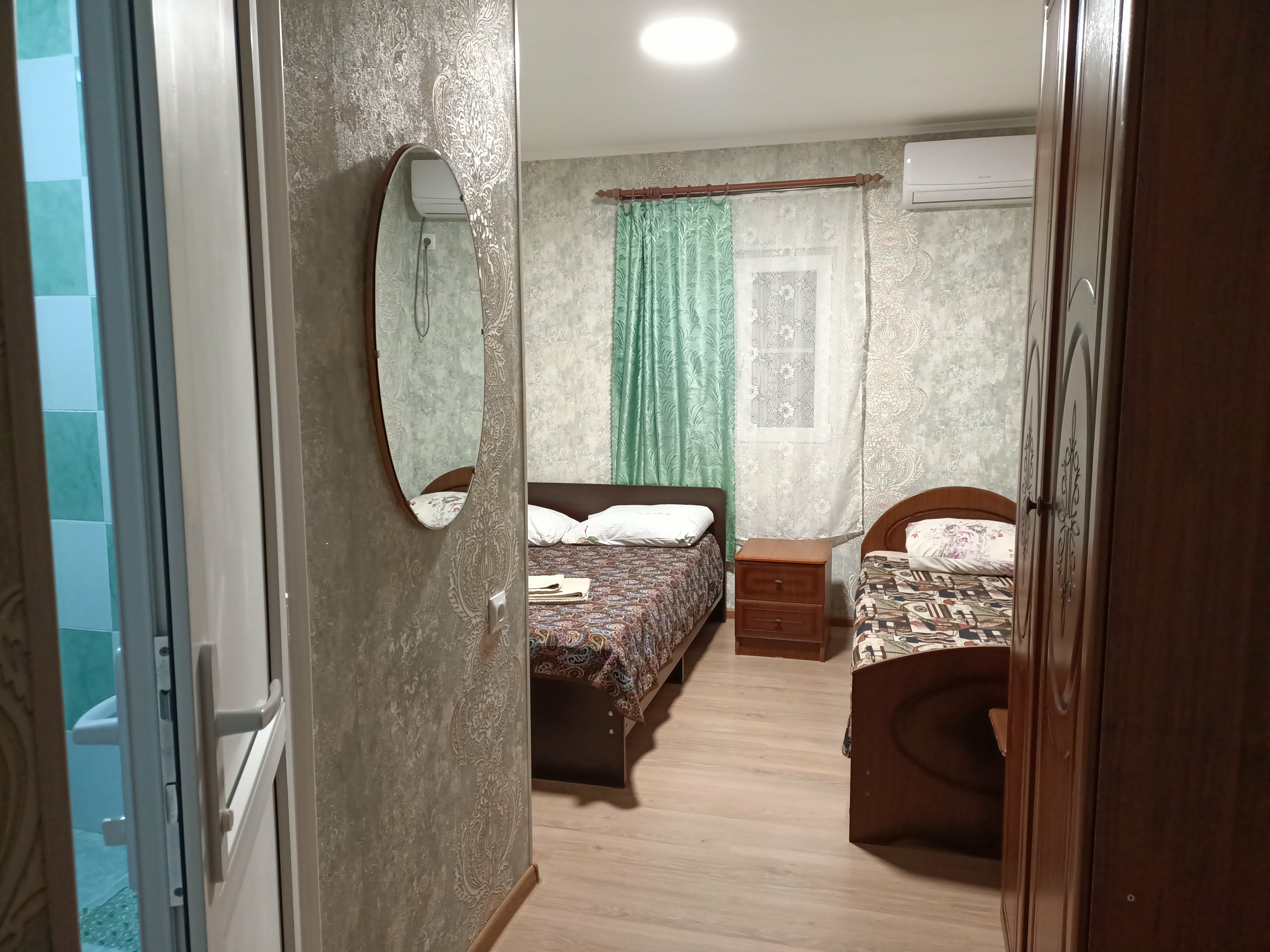 Трехместный номер с собственной ванной комнатой