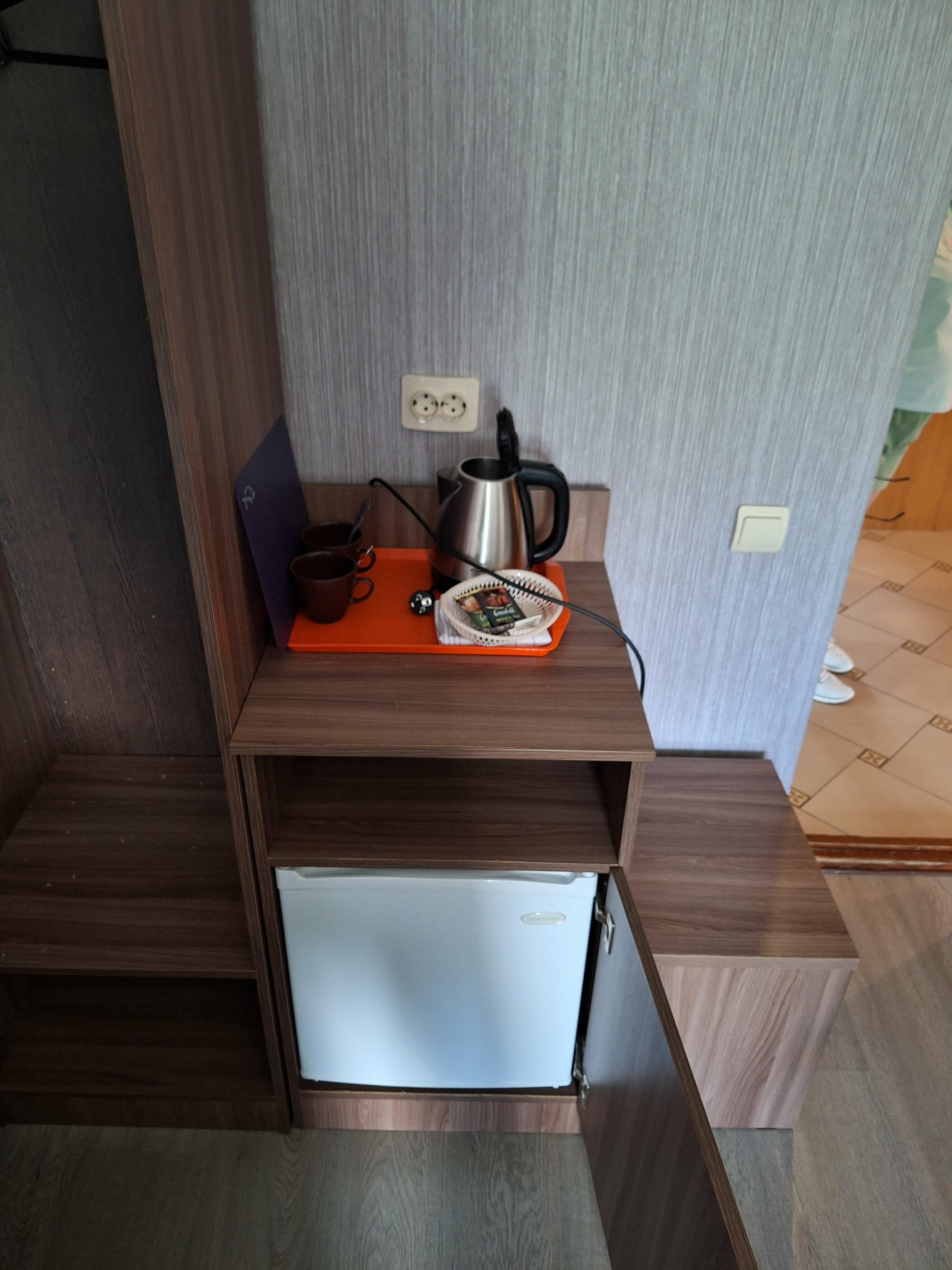 Двухместный номер с 2 отдельными кроватями и общим туалетом