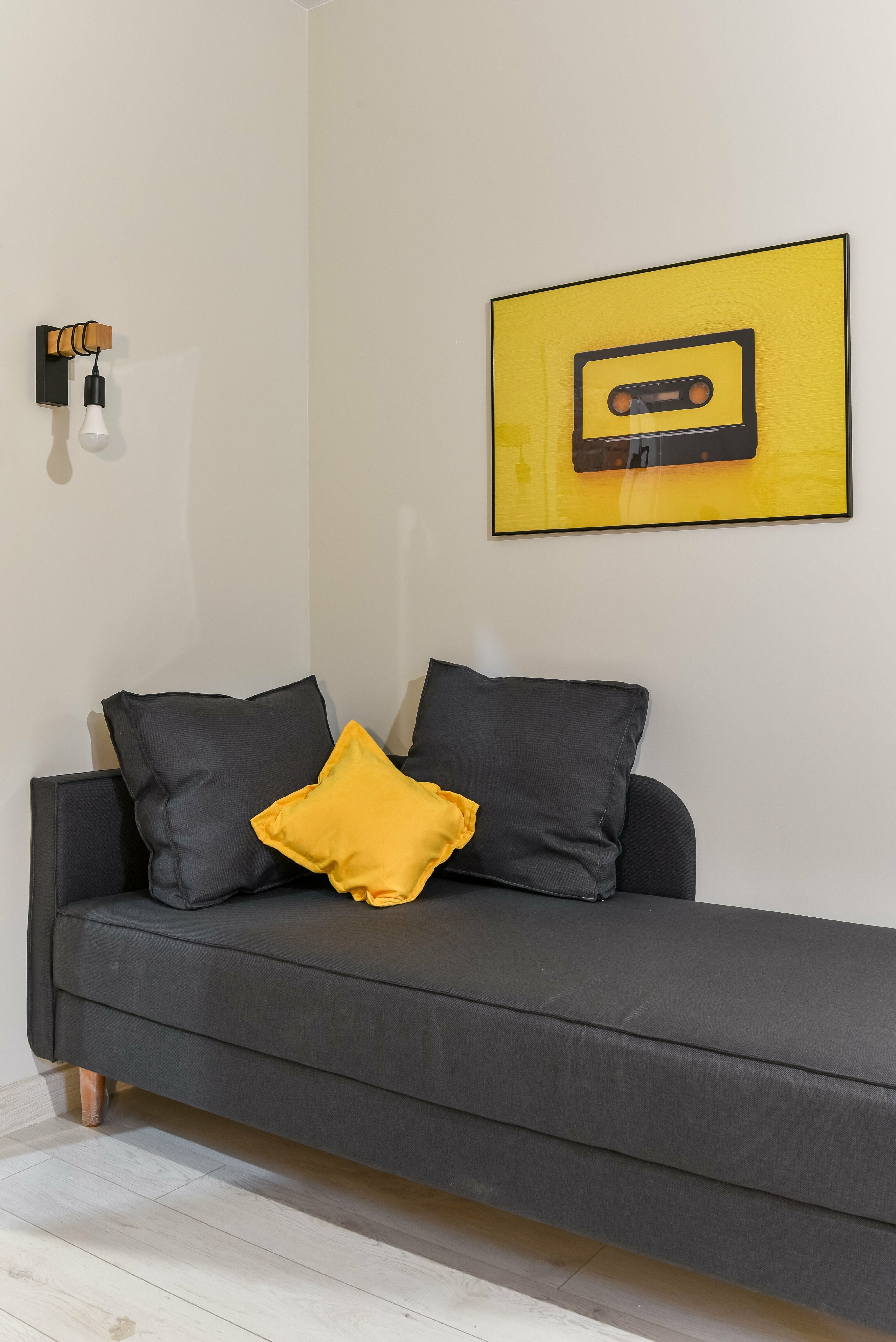 Семейный номер с двуспальной кроватью и диваном с общей ванной комнатой (макс 3 чел.)