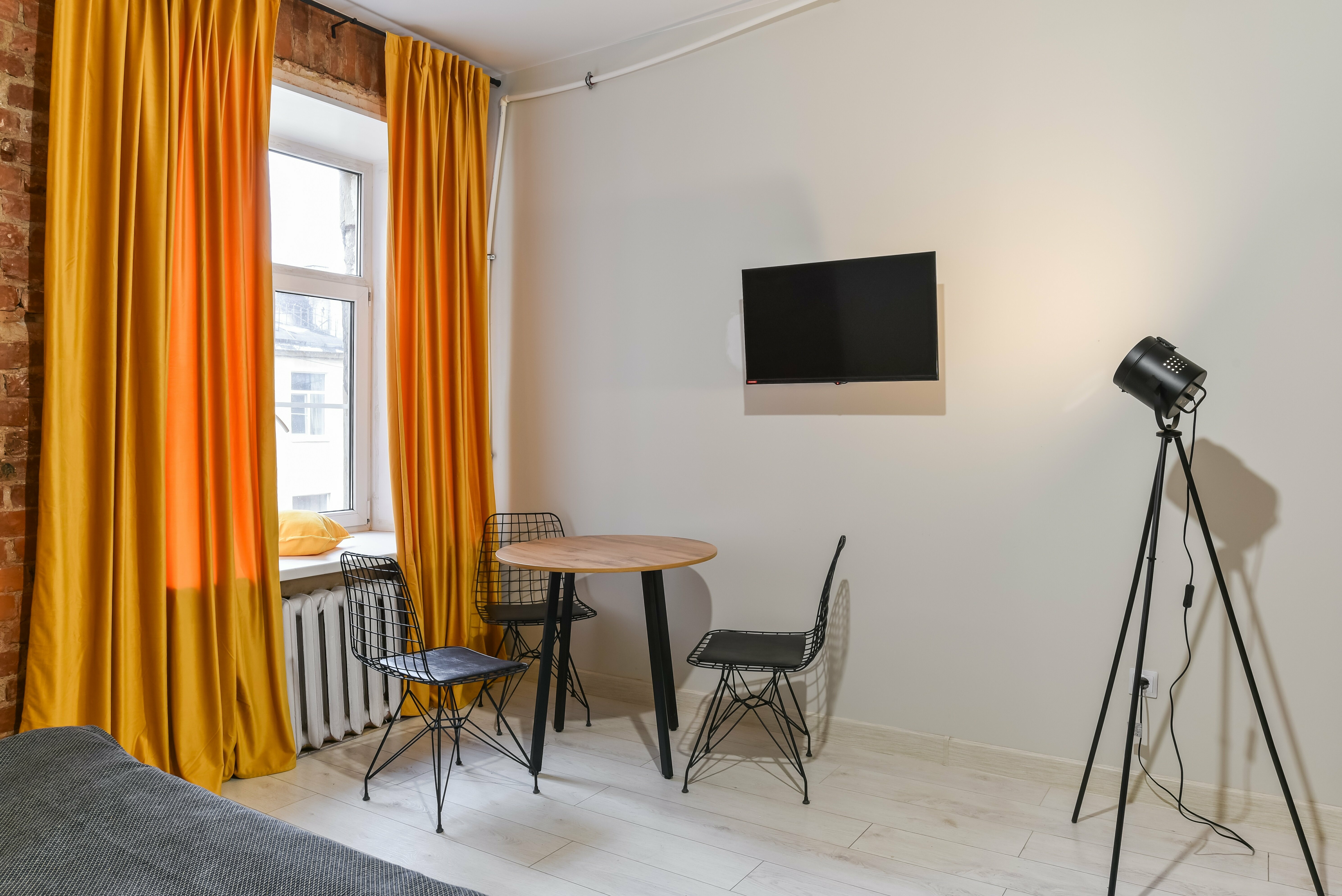 Семейный номер с двуспальной кроватью и диваном с общей ванной комнатой (макс 3 чел.)