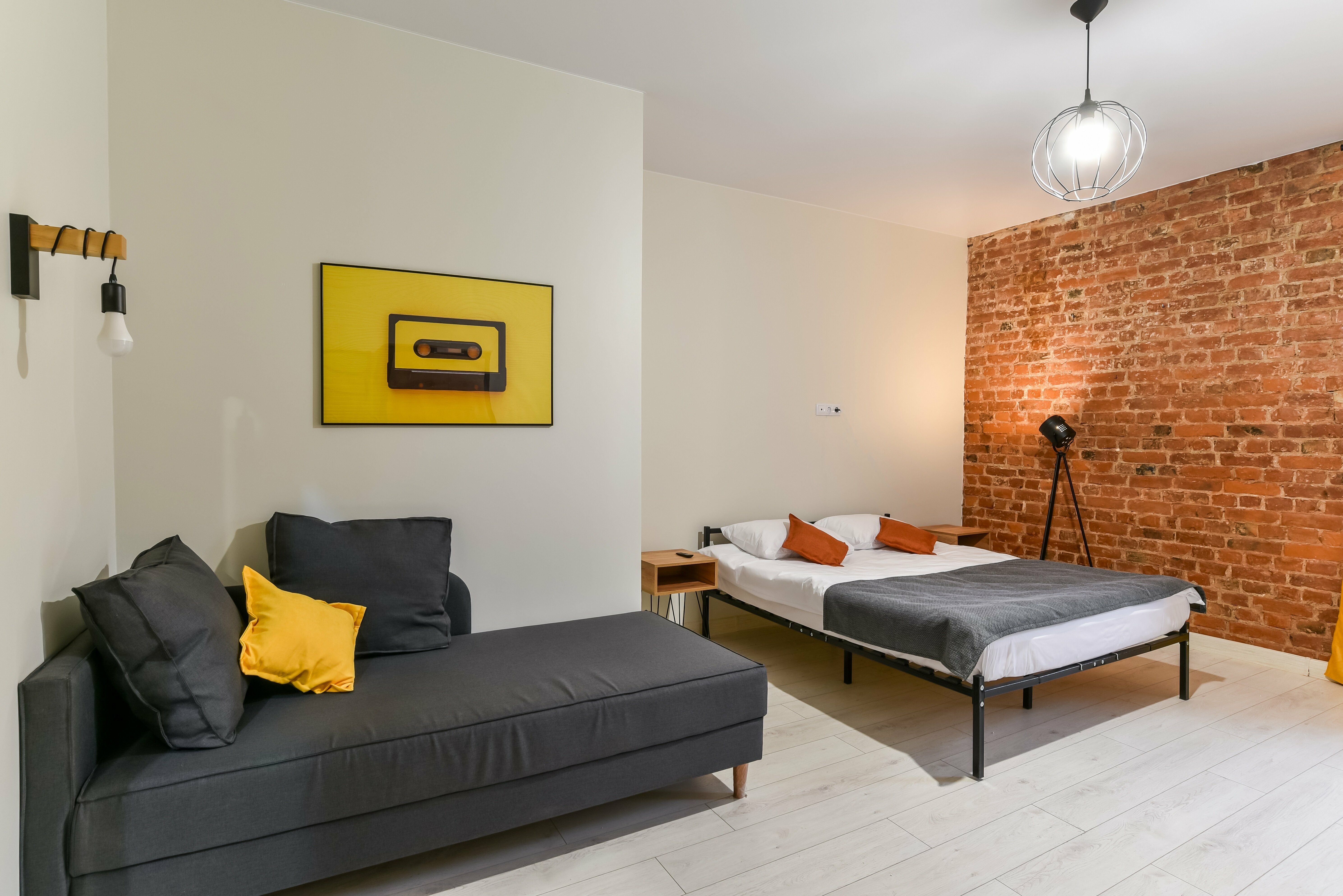 Семейный номер с двуспальной кроватью и диваном с общей ванной комнатой (макс 3 чел.)