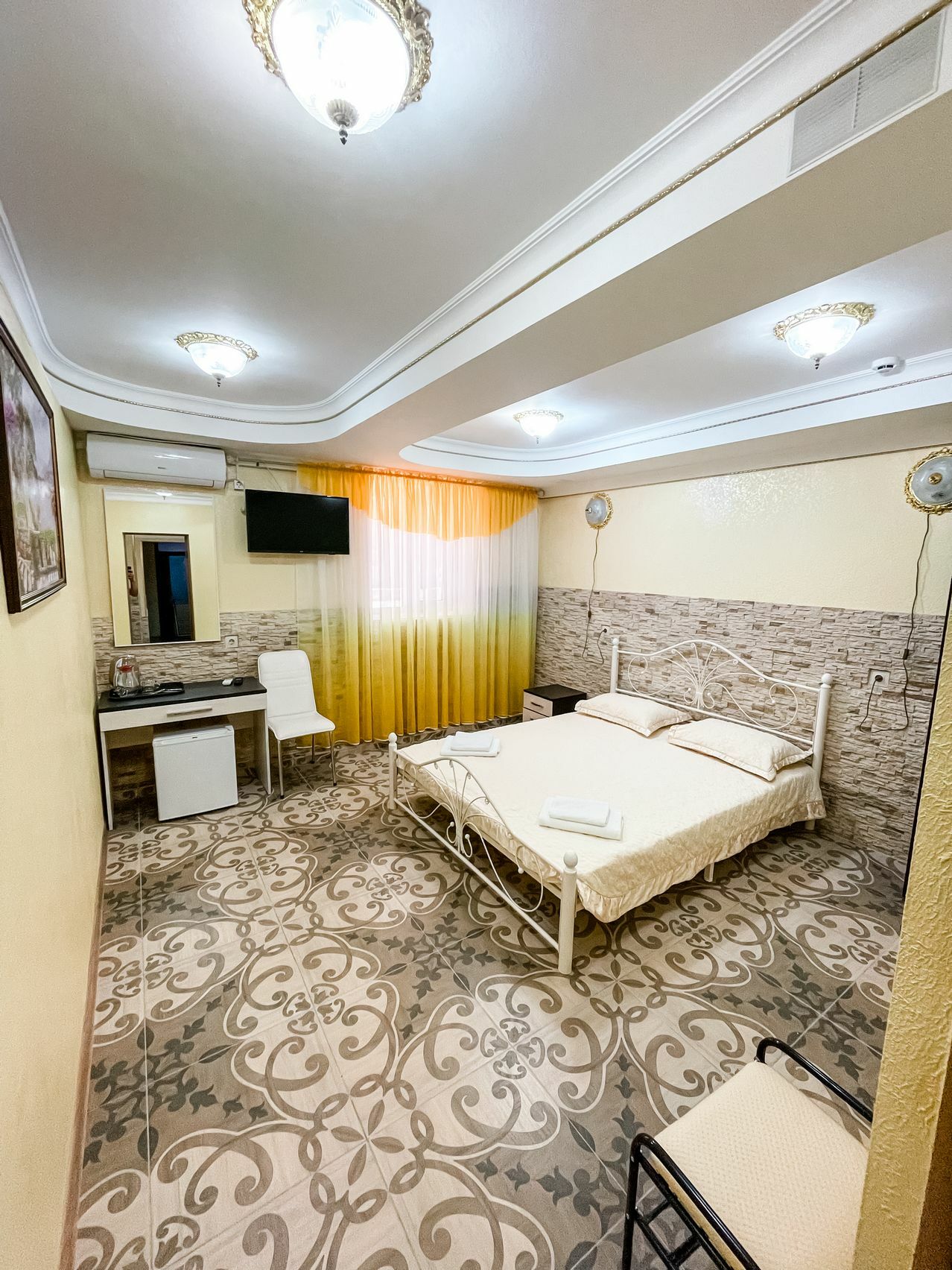 Четырехместный номер эконом-класса с общей ванной комнатой