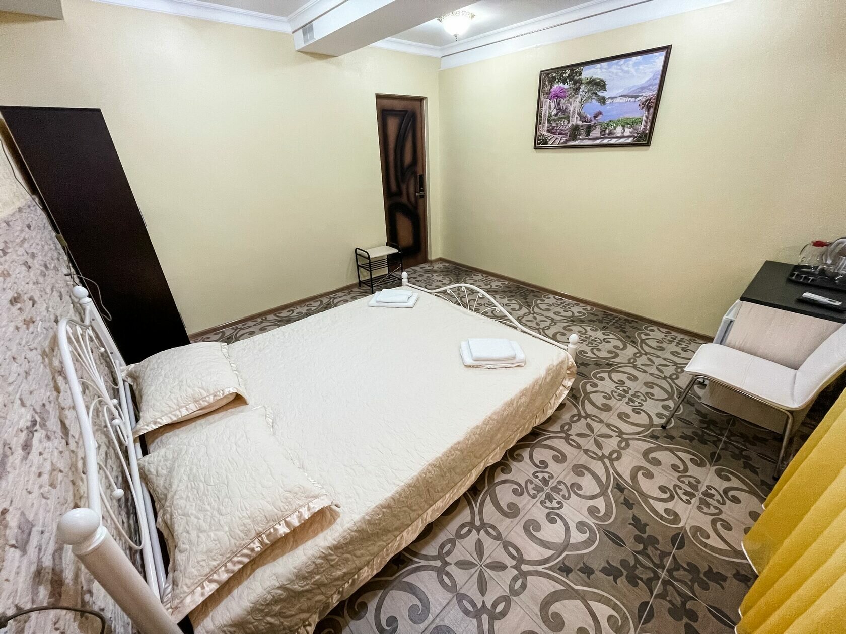 Четырехместный номер эконом-класса с общей ванной комнатой