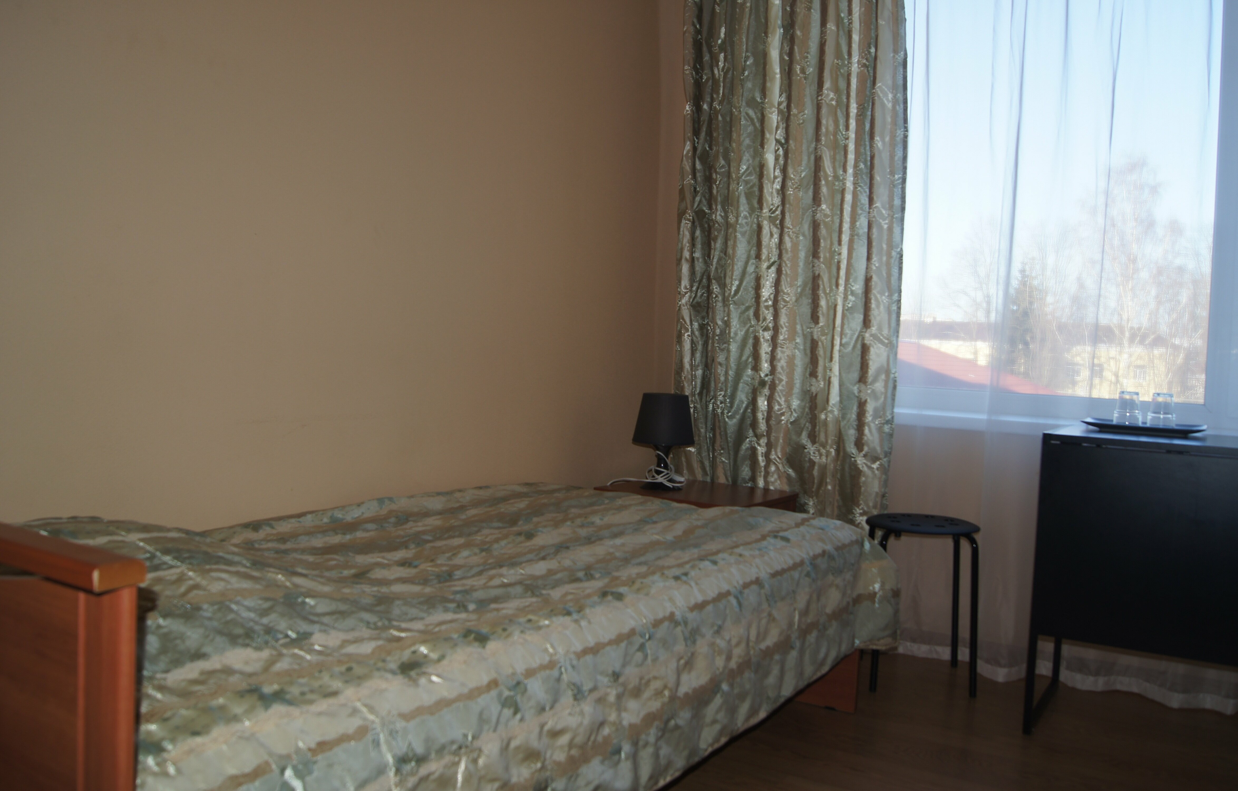 Двухместный номер с 2 отдельными кроватями и общим туалетом