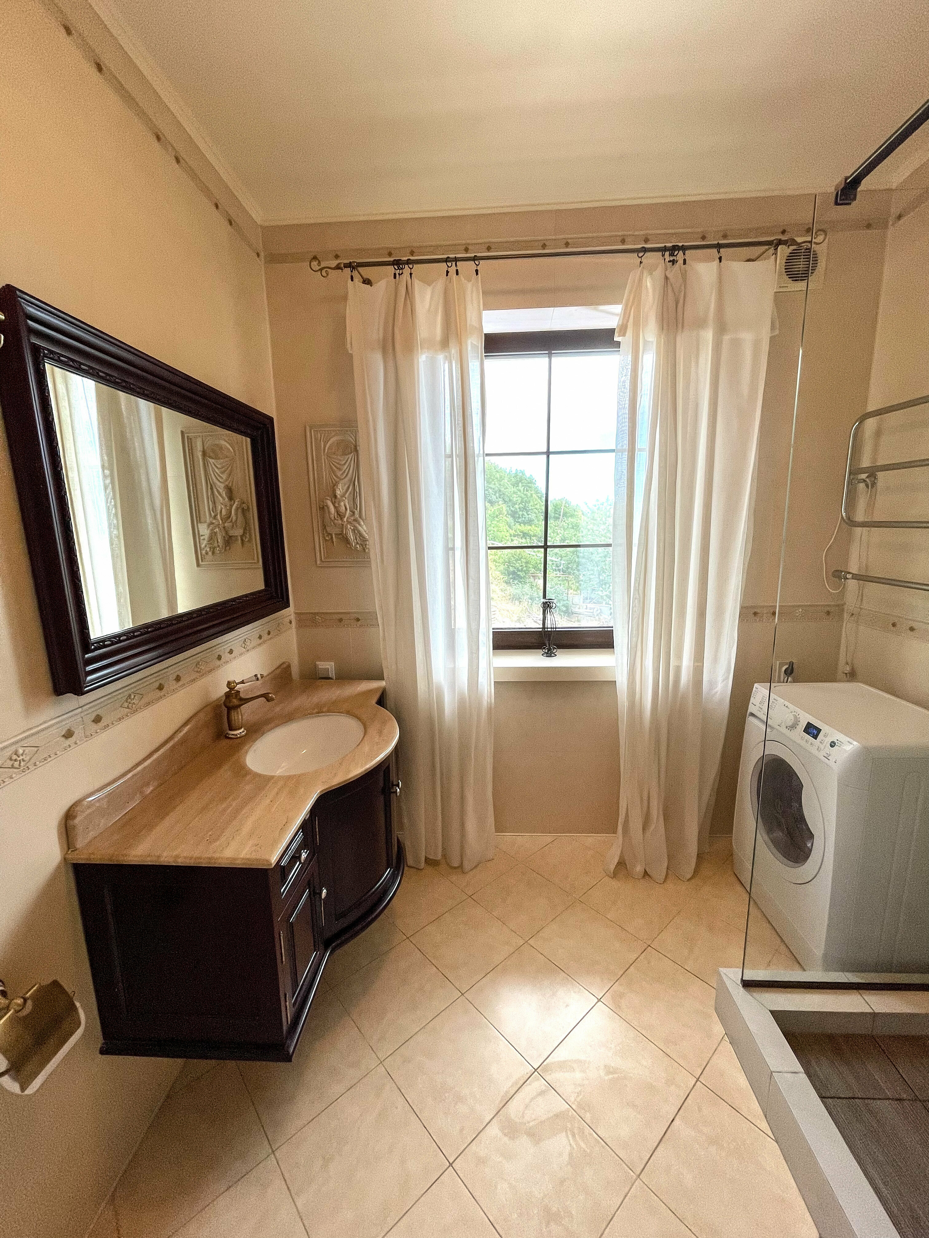 Cемейный номер с собственной ванной комнатой