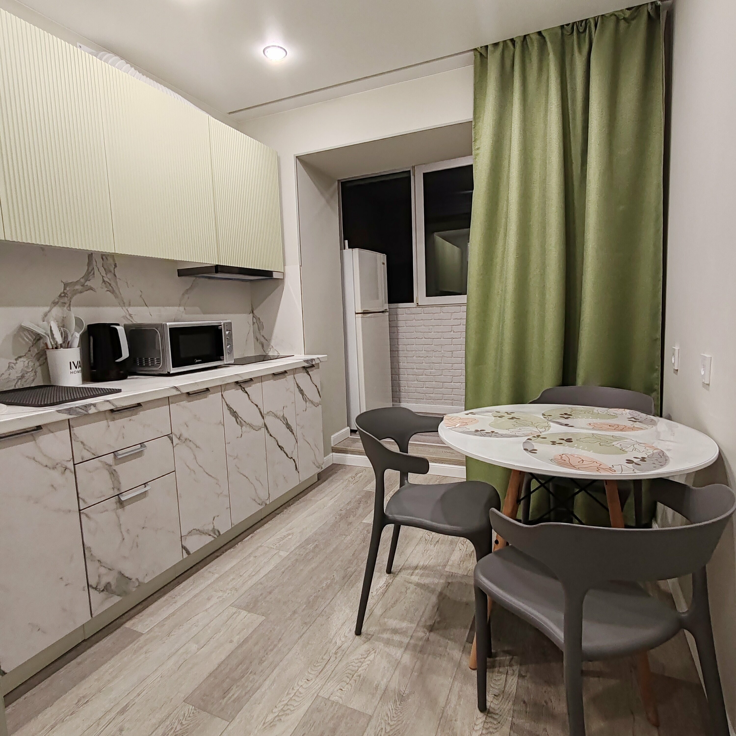 Стандартный номер с 2 односпальными кроватями и диваном