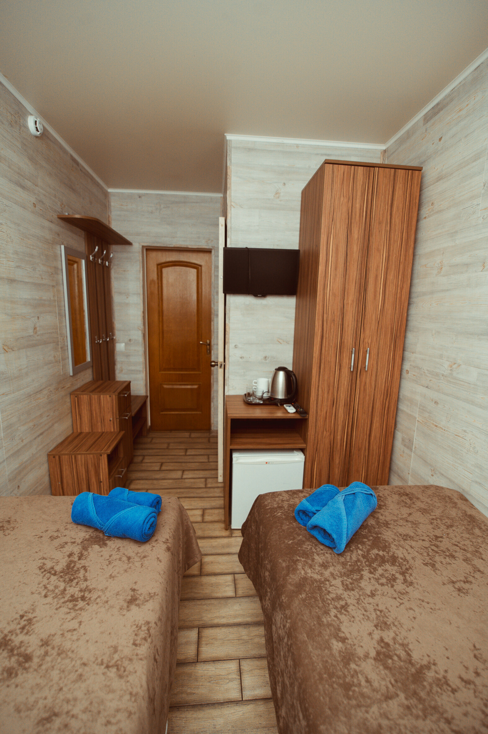 Двухместный номер с 2 отдельными кроватями и общей ванной комнатой