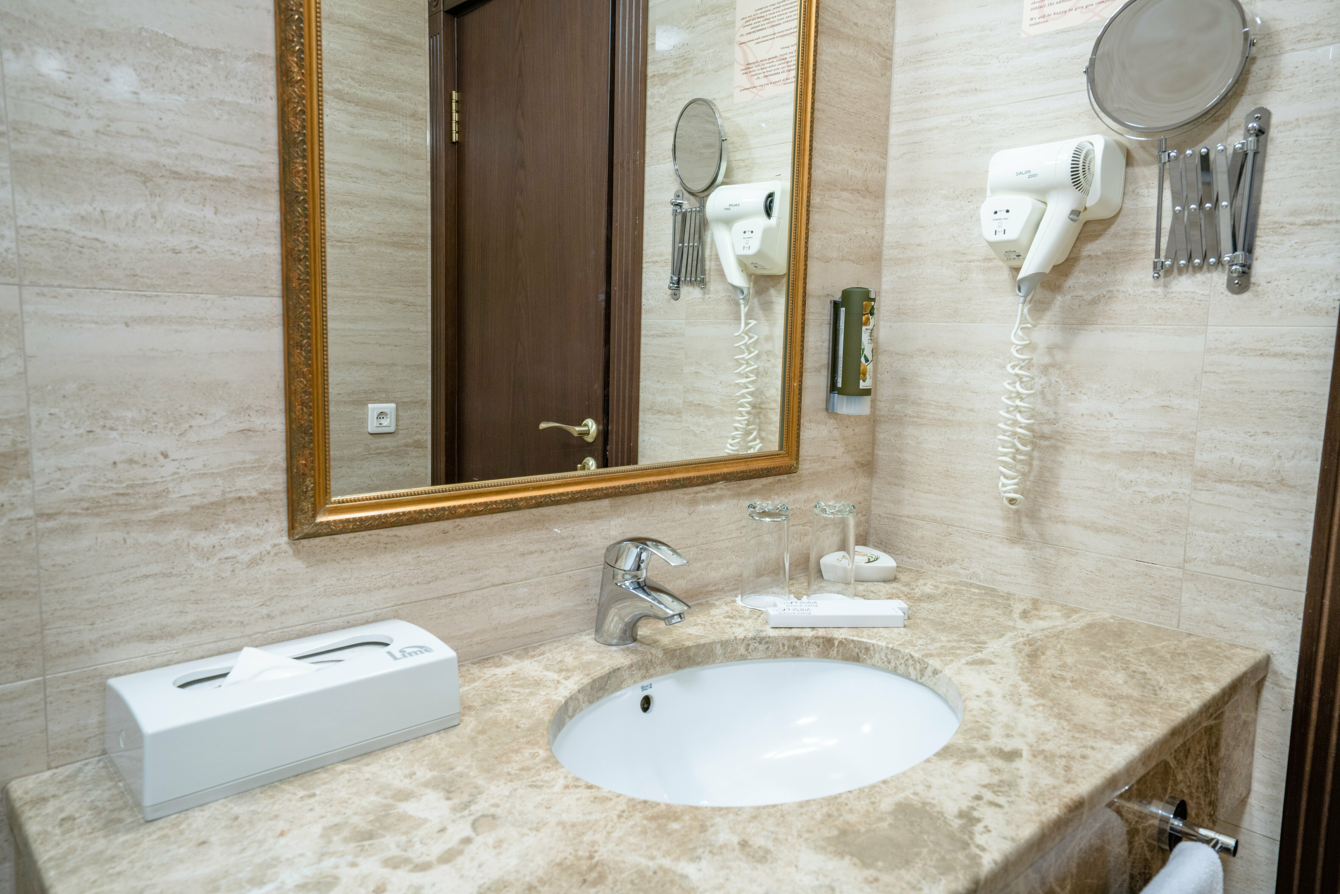 Улучшенный номер с кроватью размера «king-size» или 2 отдельными кроватями