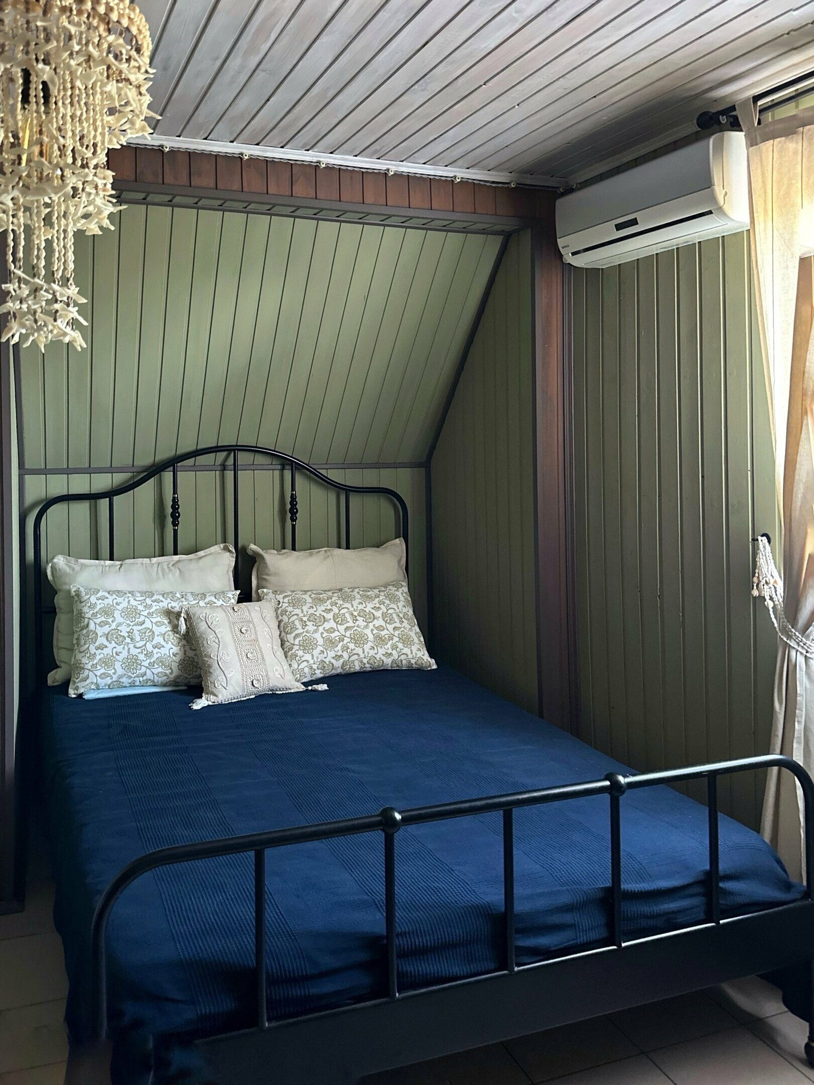 Трехместный номер с видом на горы