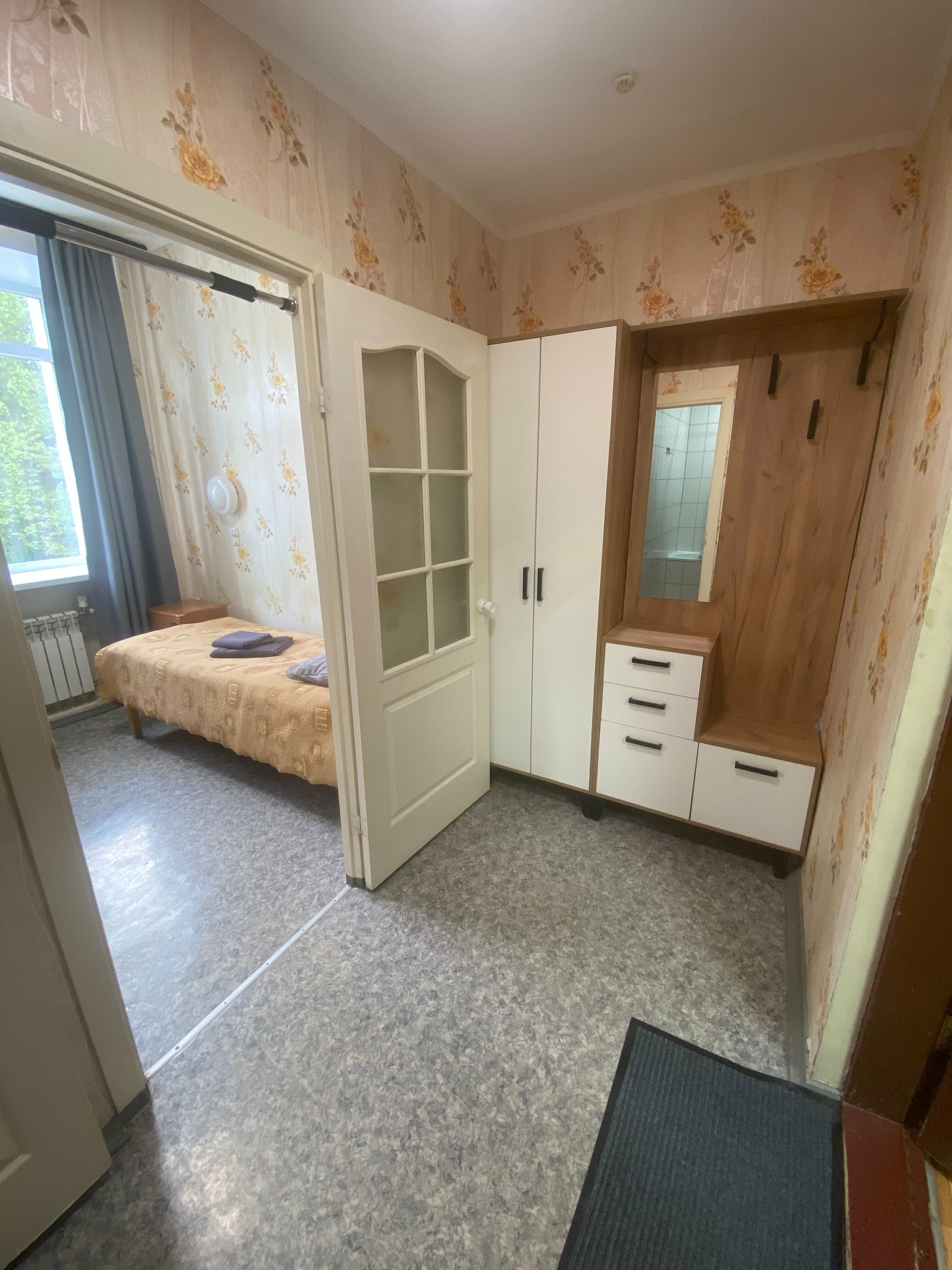 Трехместный номер эконом-класса с общей ванной комнатой