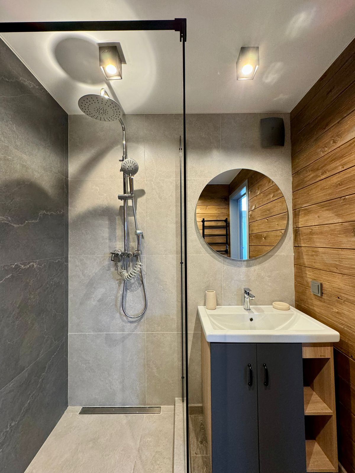 Дом на 4-ых (серый)