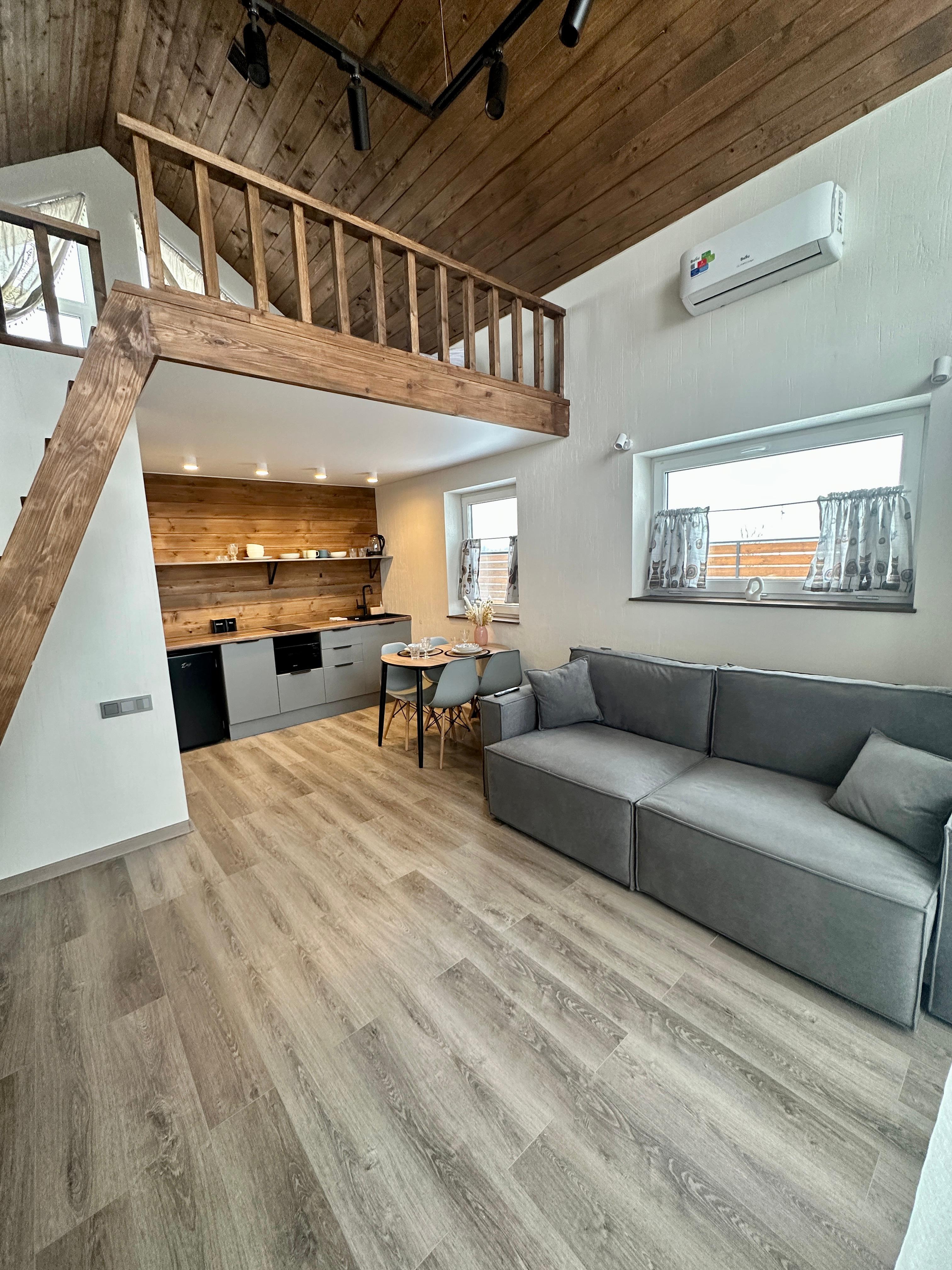 Дом на 4-ых (серый)