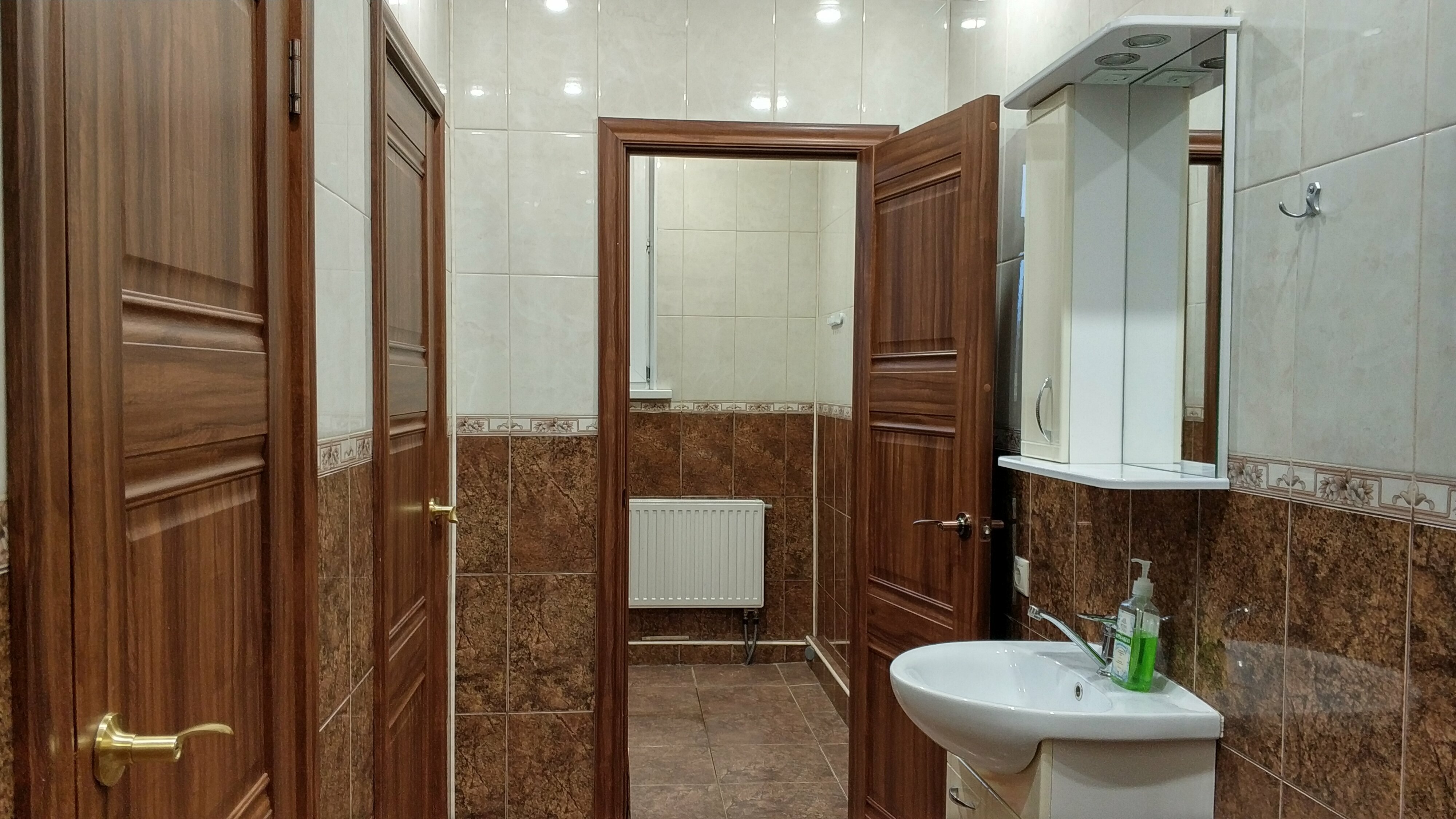 Односпальная кровать в общем номере для мужчин с общей ванной комнатой.