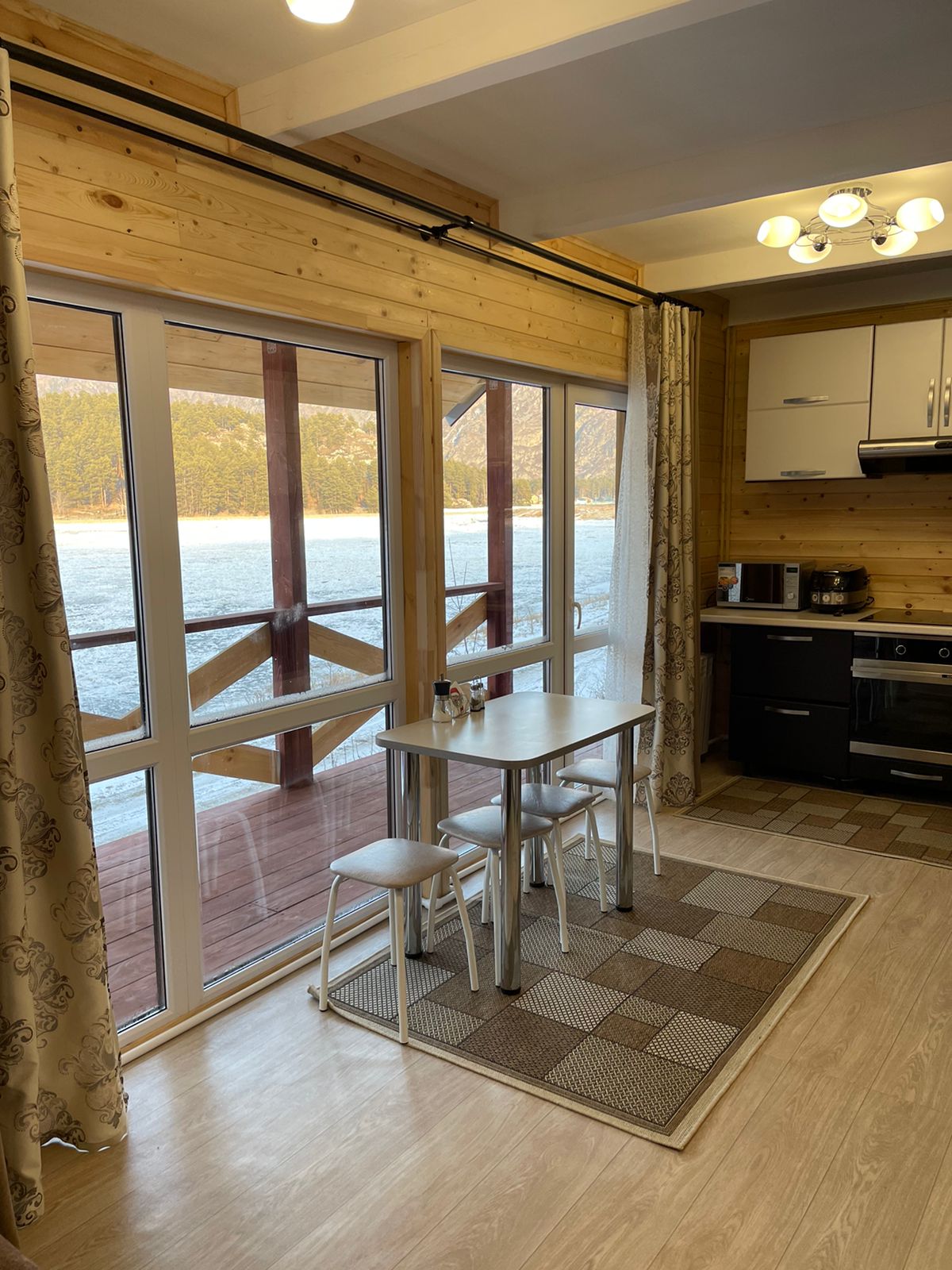 Дом с видом на озеро