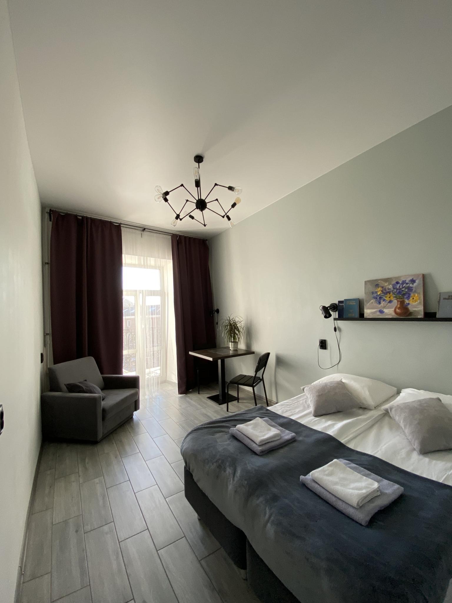 2-местный номер стандарт с креслом и балконом (вид на Новую Голландию)