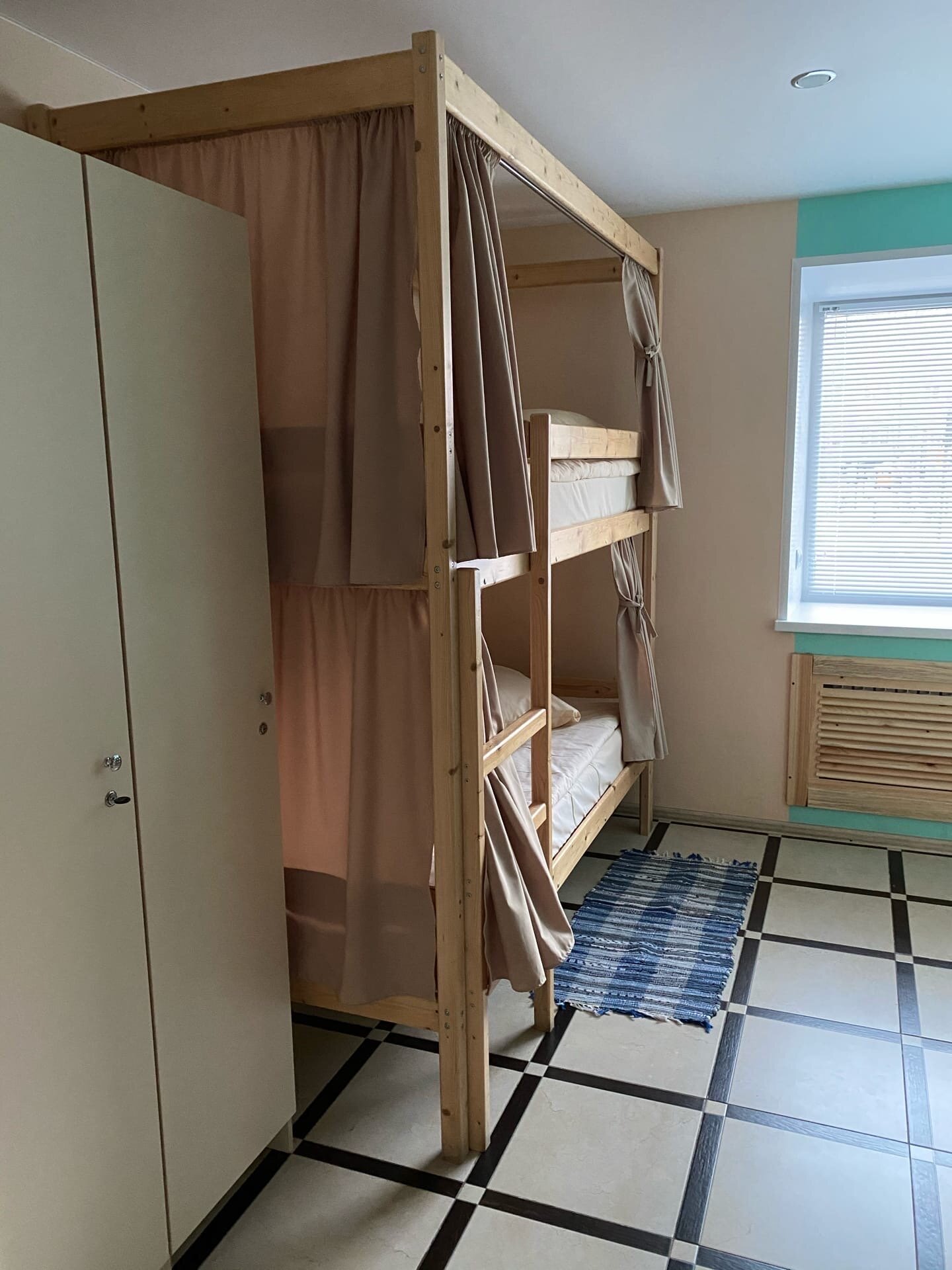 Четырехместный номер эконом-класса с общей ванной комнатой