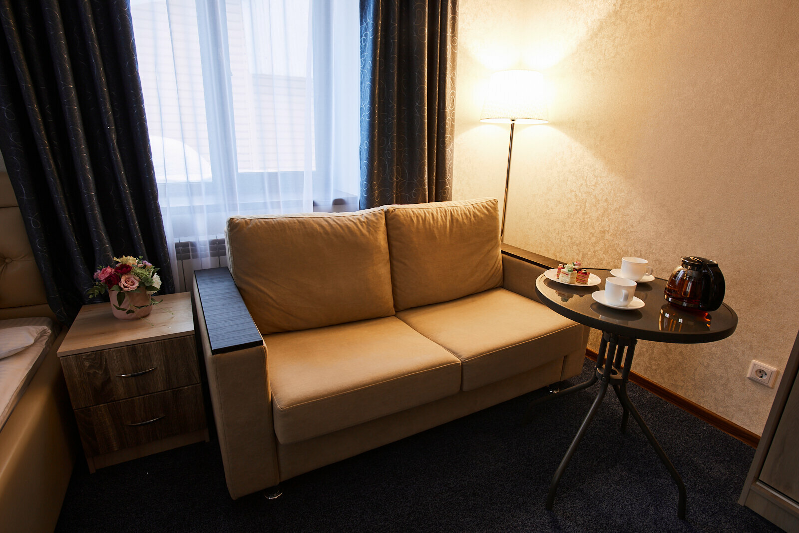 Двухместный номер с двуспальной кроватью и дополнительной кроватью