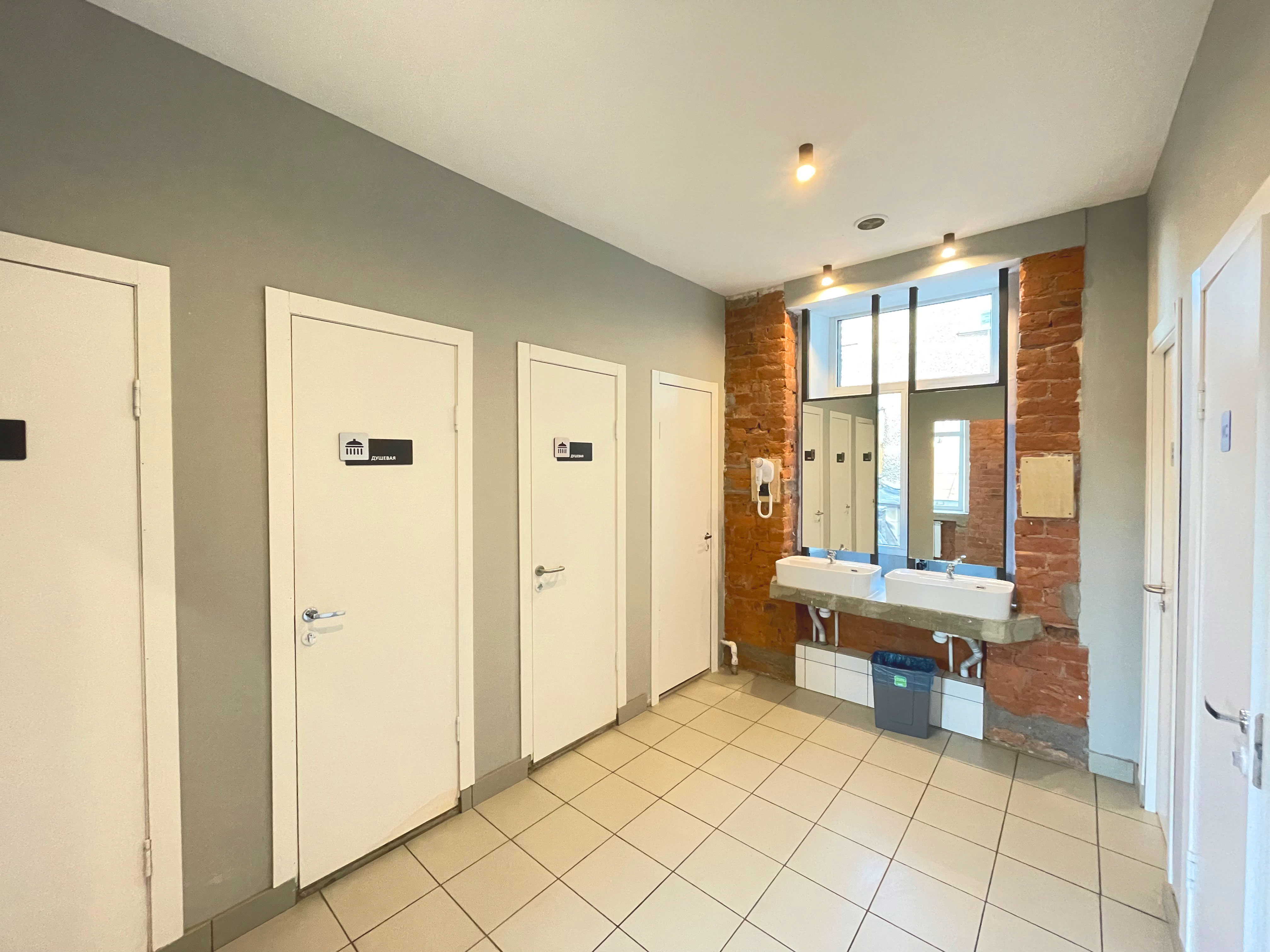 Односпальная кровать в общем номере