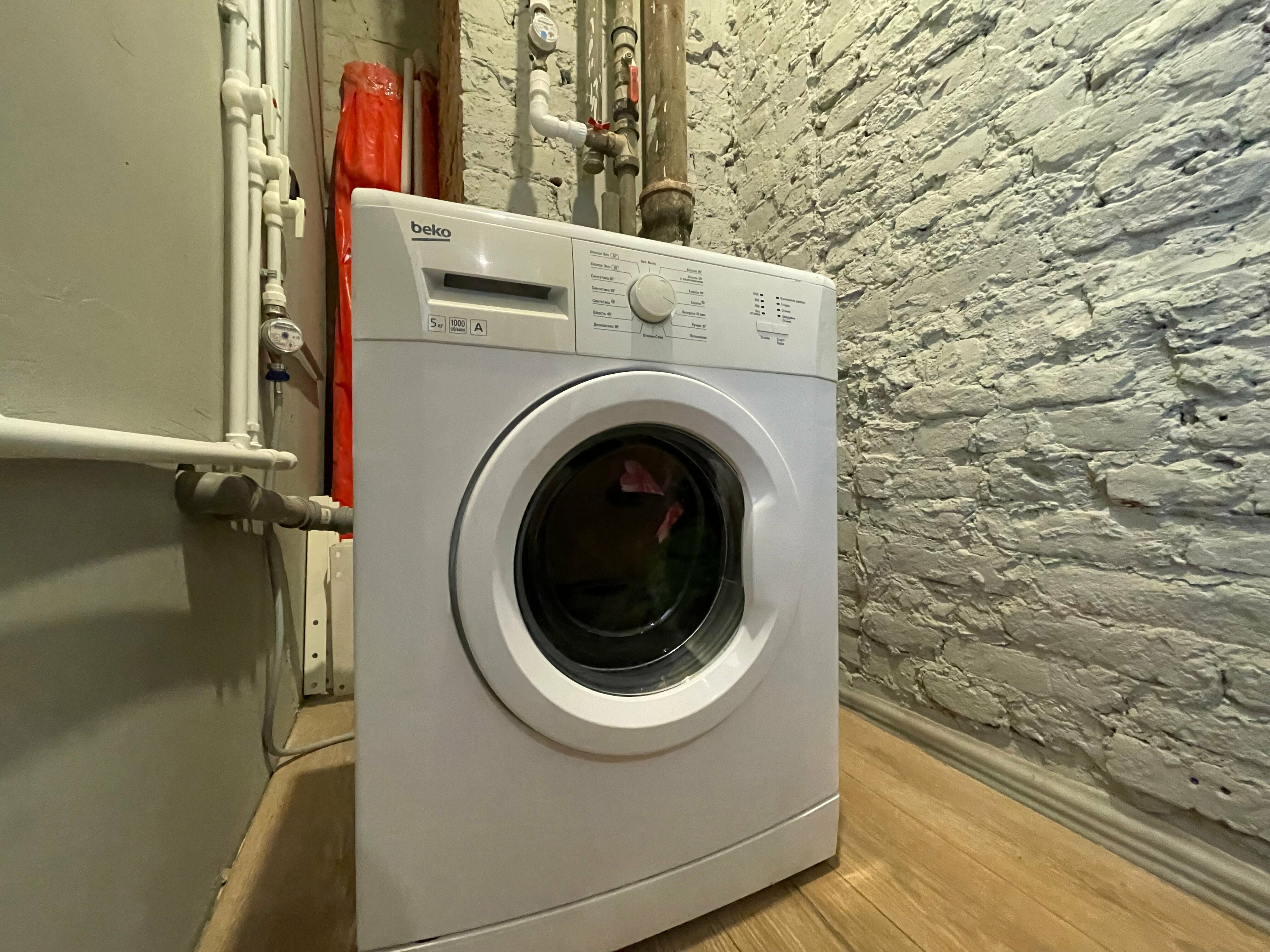 Односпальная кровать в общем номере для женщин