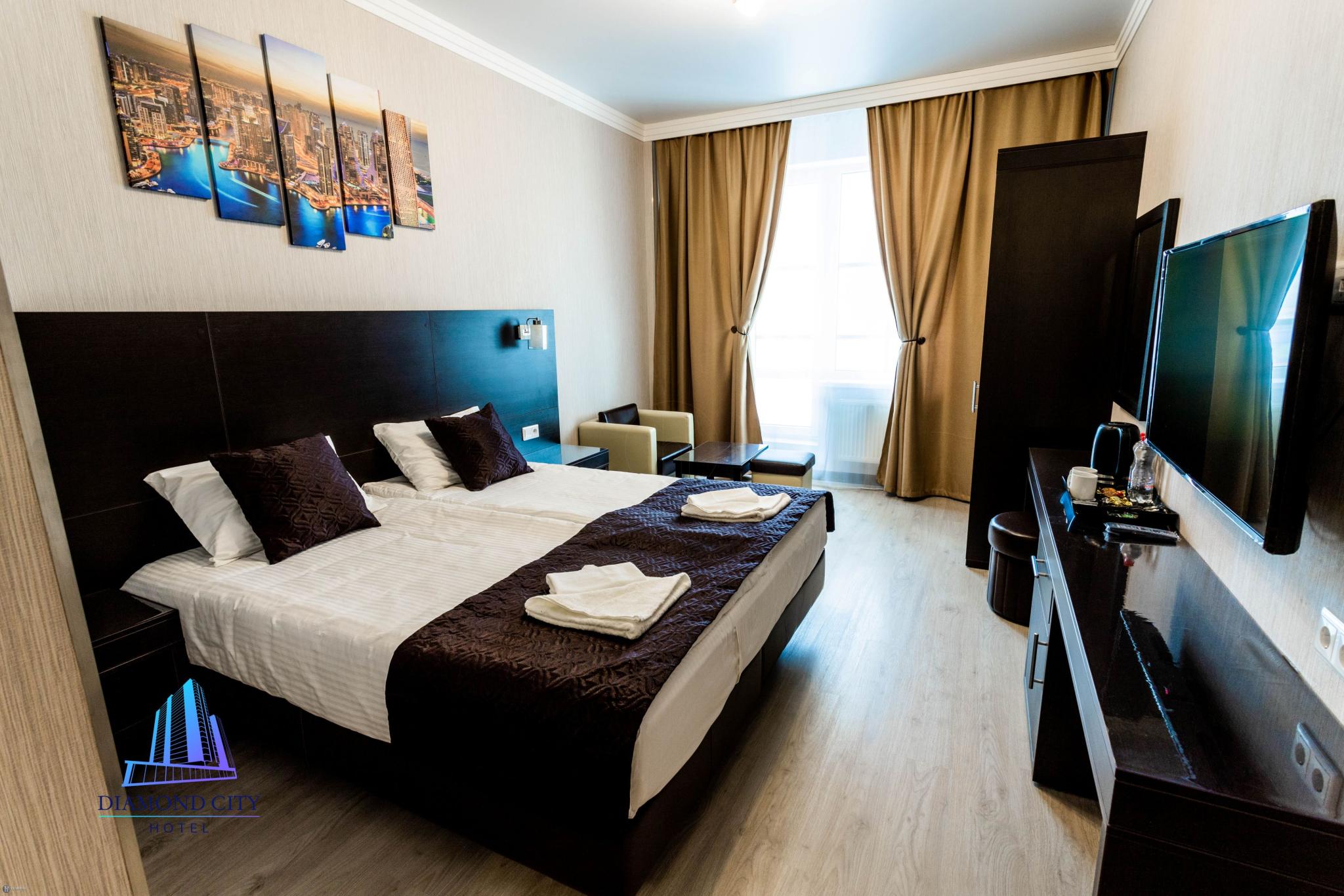 Номер делюкс улучшенный с 1 двуспальной кроватью и балконом