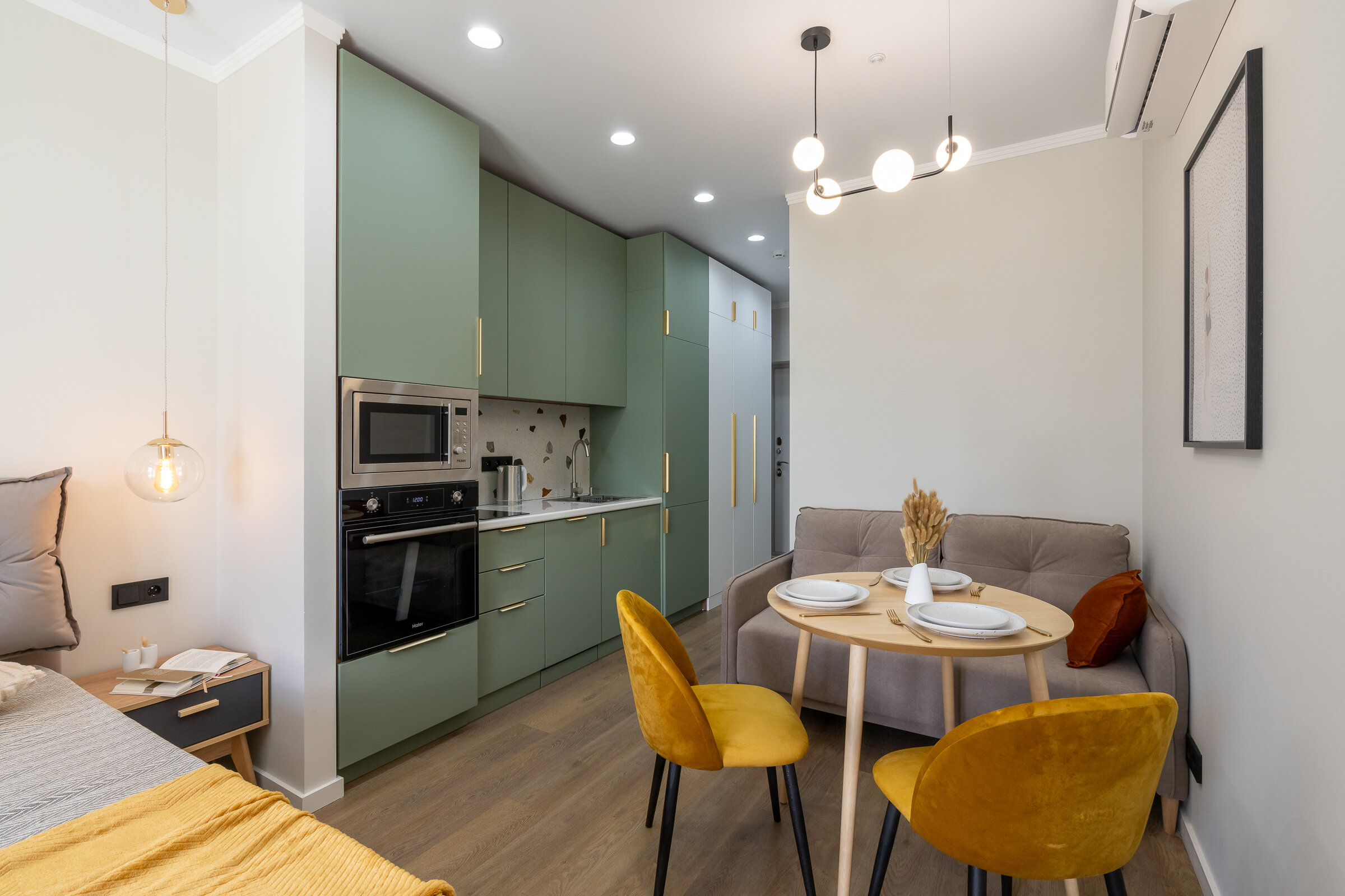 Номер-студия с кроватью размера "king-size" и диван-кроватью