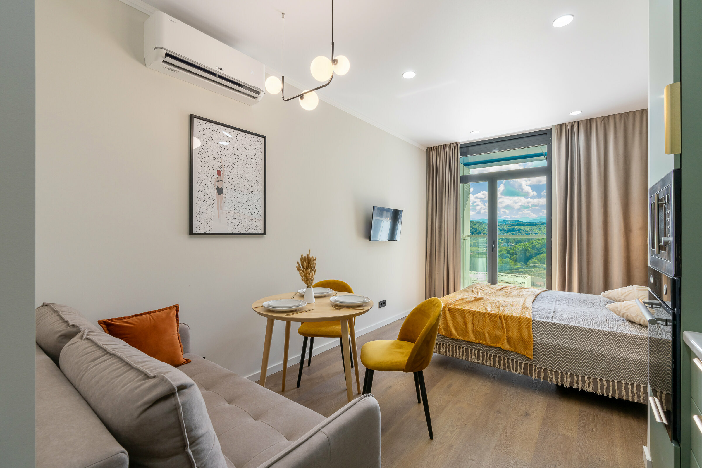 Номер-студия с кроватью размера "king-size" и диван-кроватью