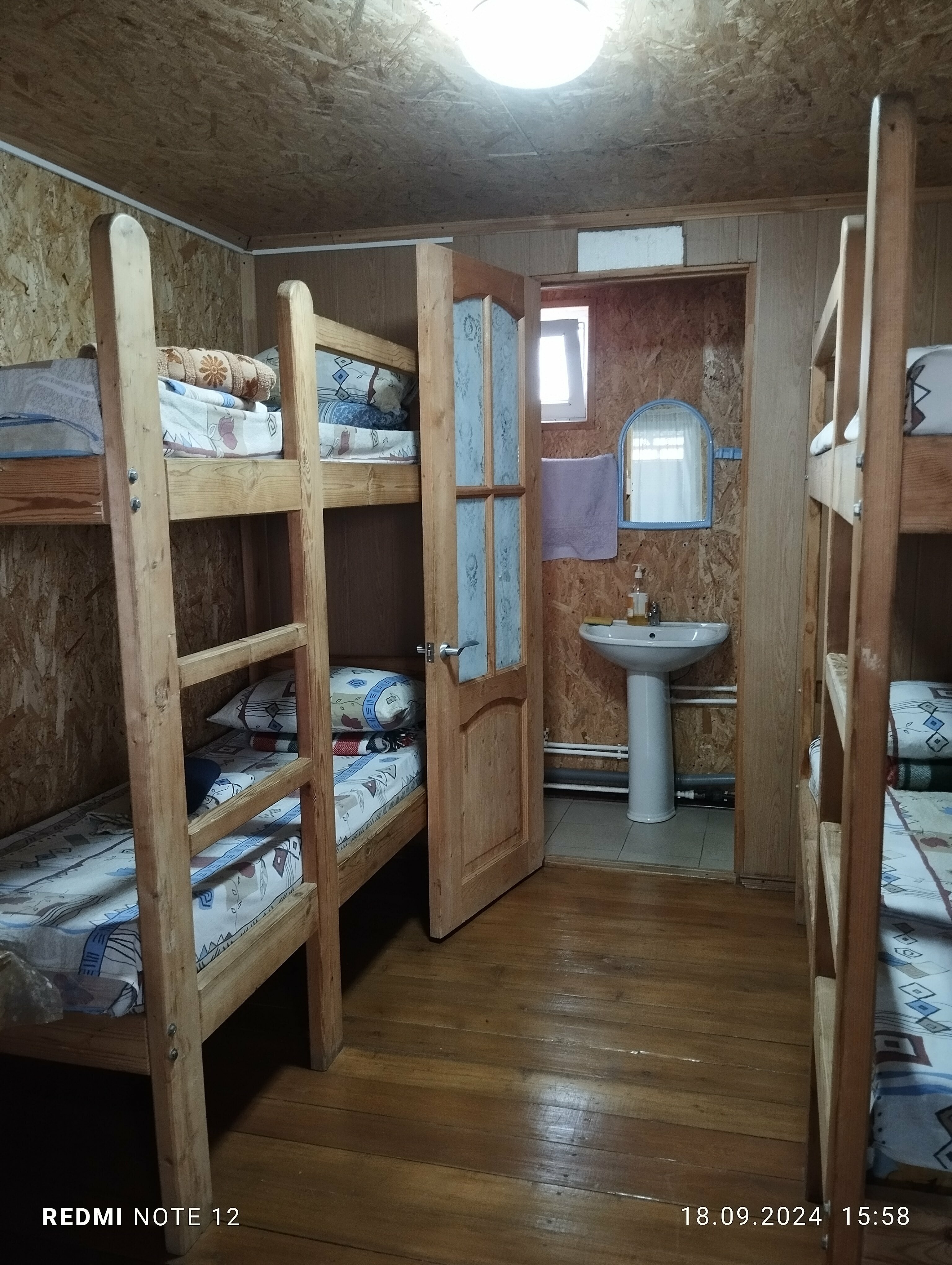 Четырехместный номер с ванной комнатой