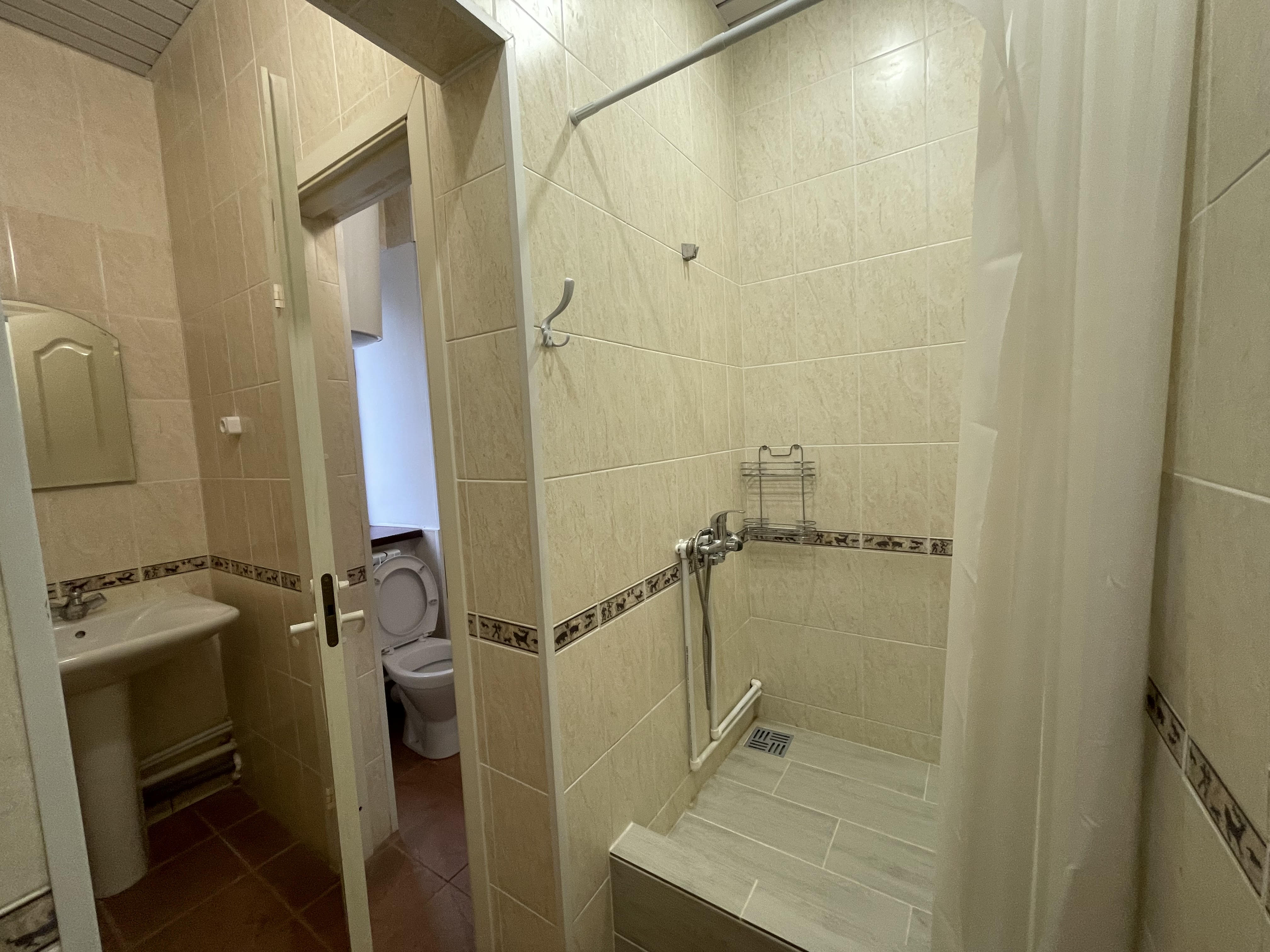 Двухместный номер с 2 отдельными кроватями и душем