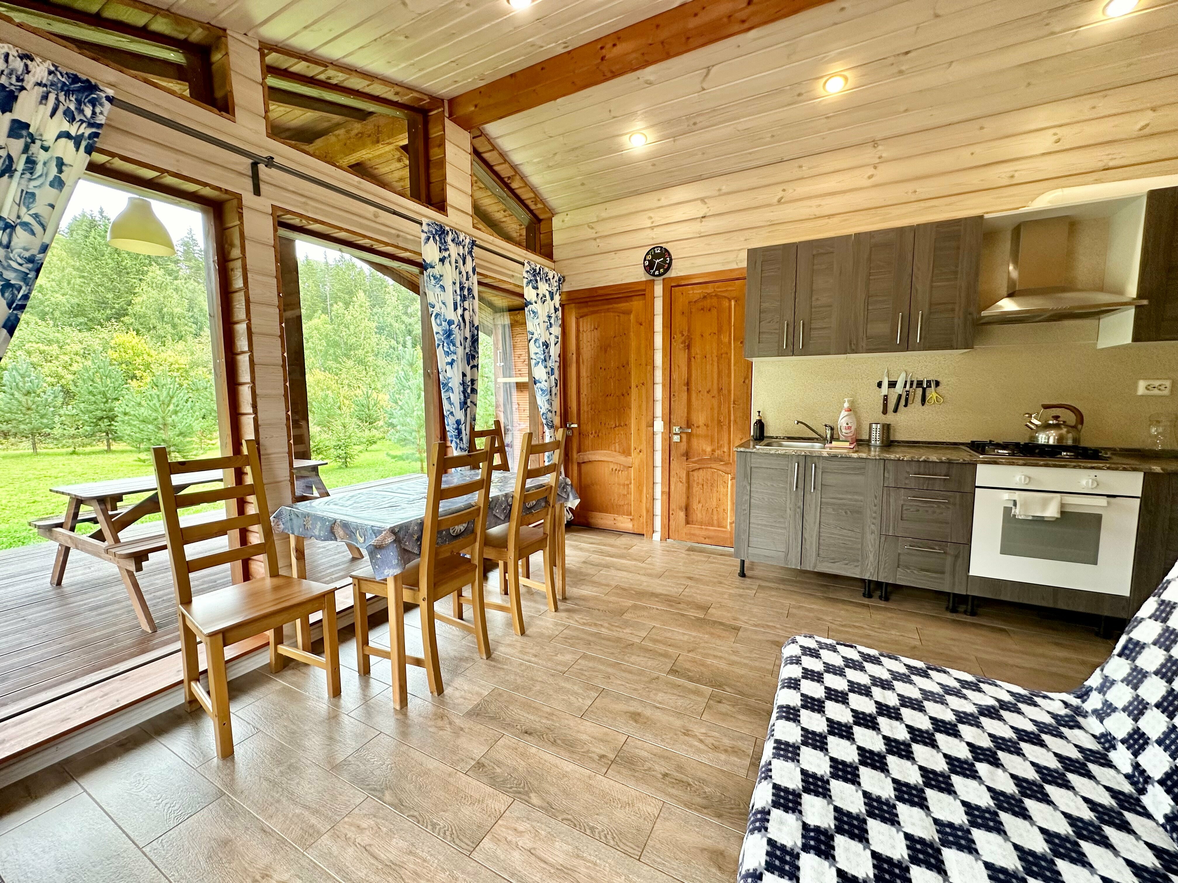 Коттедж с панорамным остеклением, с сауной, на 4х гостей.