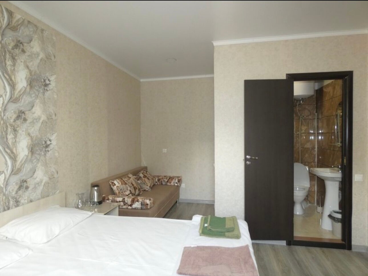 Трехместный номер с видом на горы