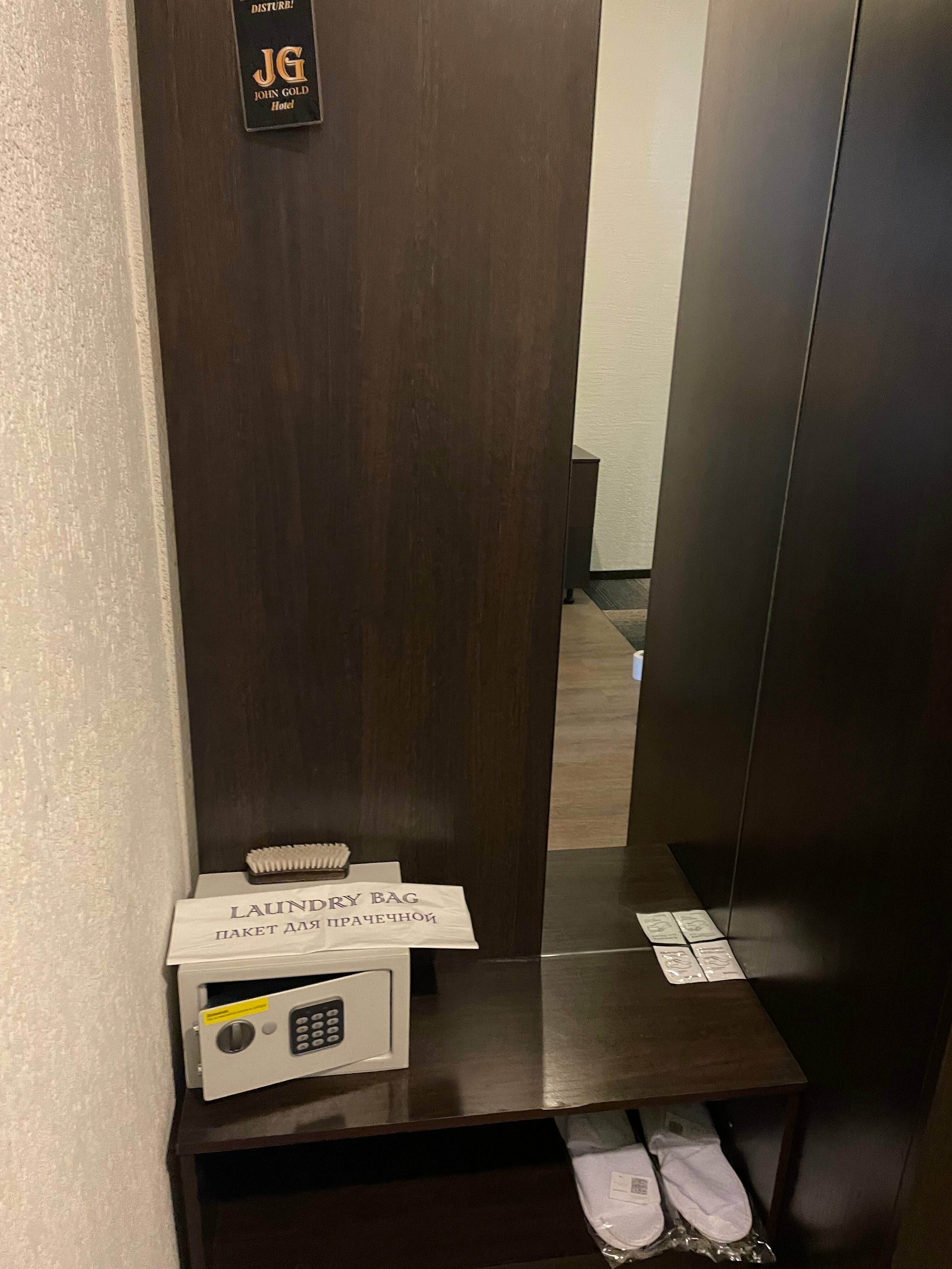 Стандартный номер с 2 односпальными кроватями и диваном