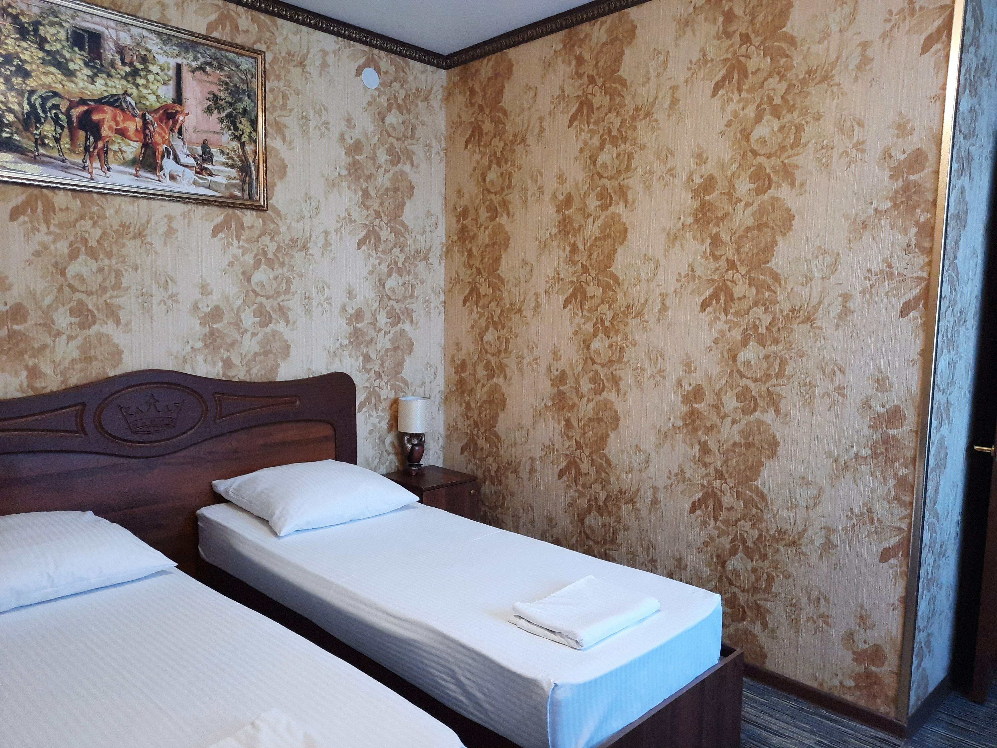 Стандартный двухместный номер с 2 отдельными кроватями и общей ванной комнатой