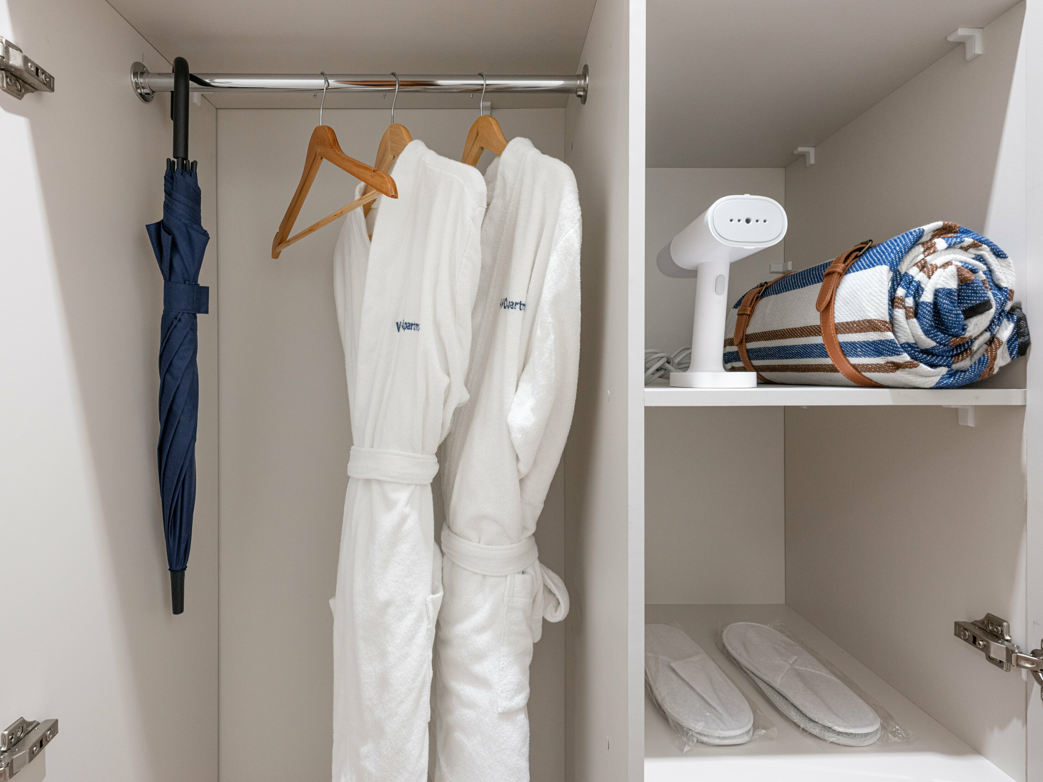 Семейный номер с боковым видом на море