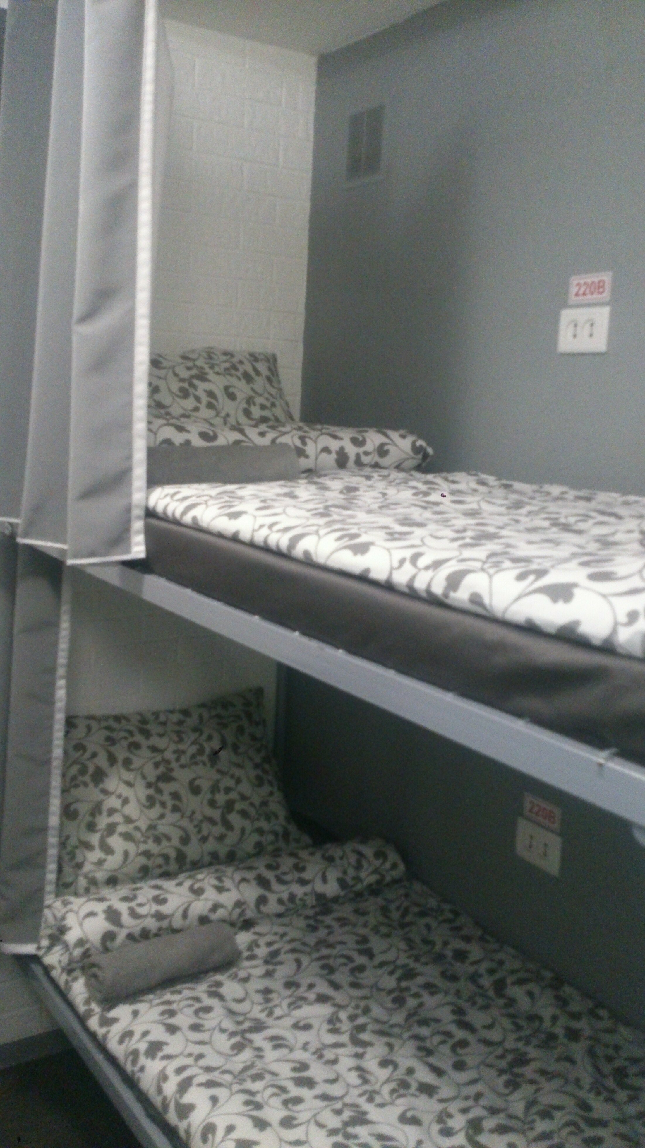 Спальное место на двухъярусной кровати в общем номере для мужчин и женщин