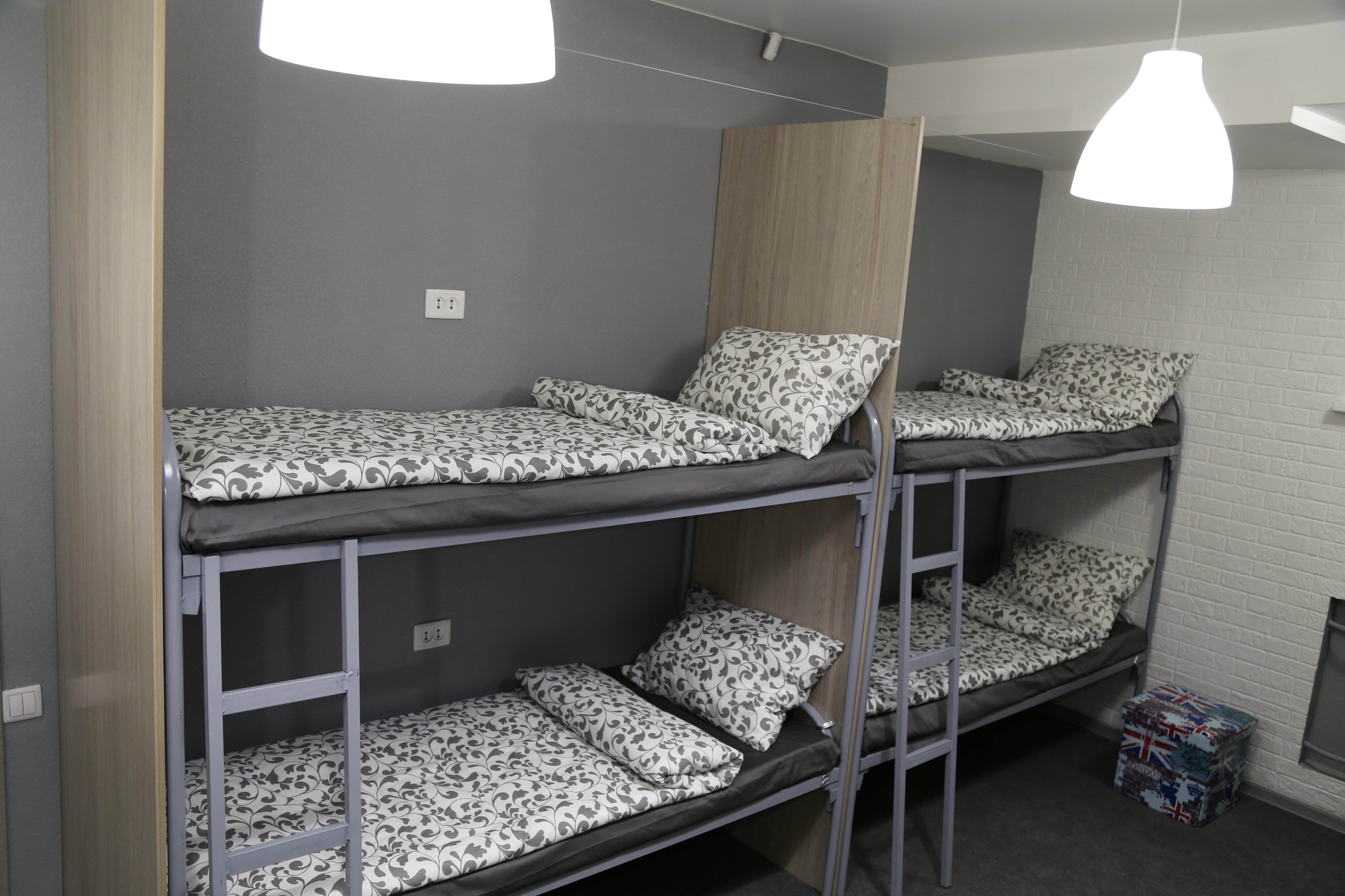 Спальное место на двухъярусной кровати в общем номере для мужчин и женщин