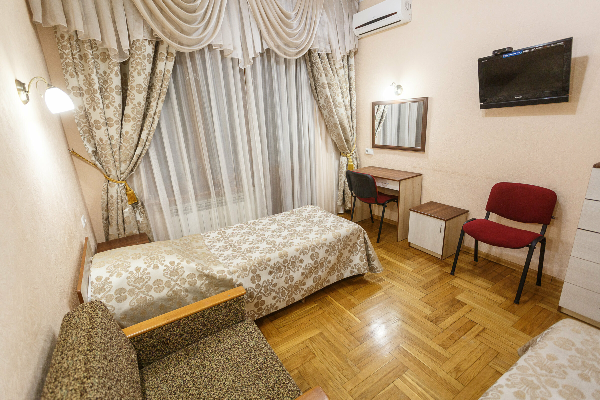 Двухместный номер с 2 отдельными кроватями и окном