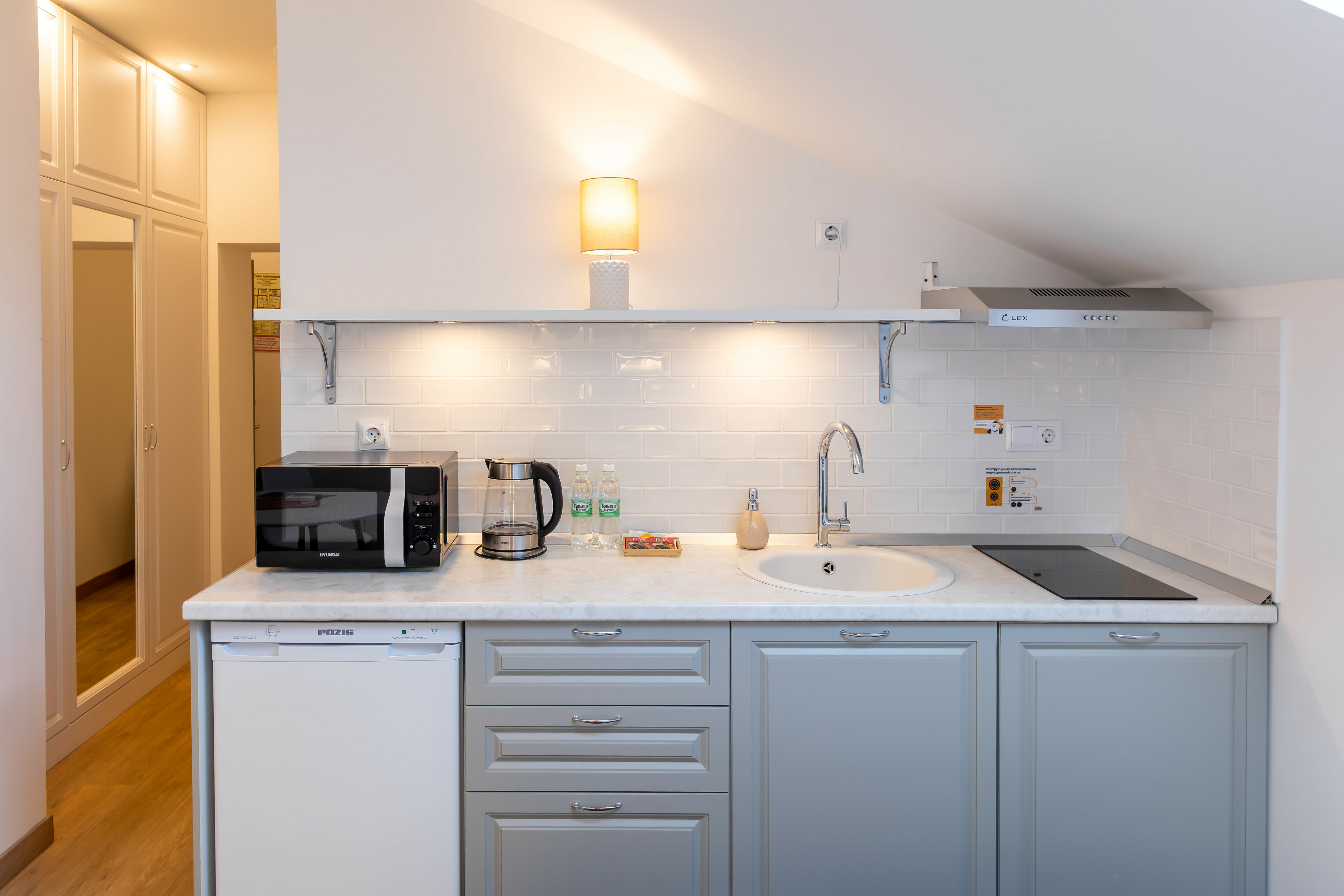 Студия с мансардными окнами