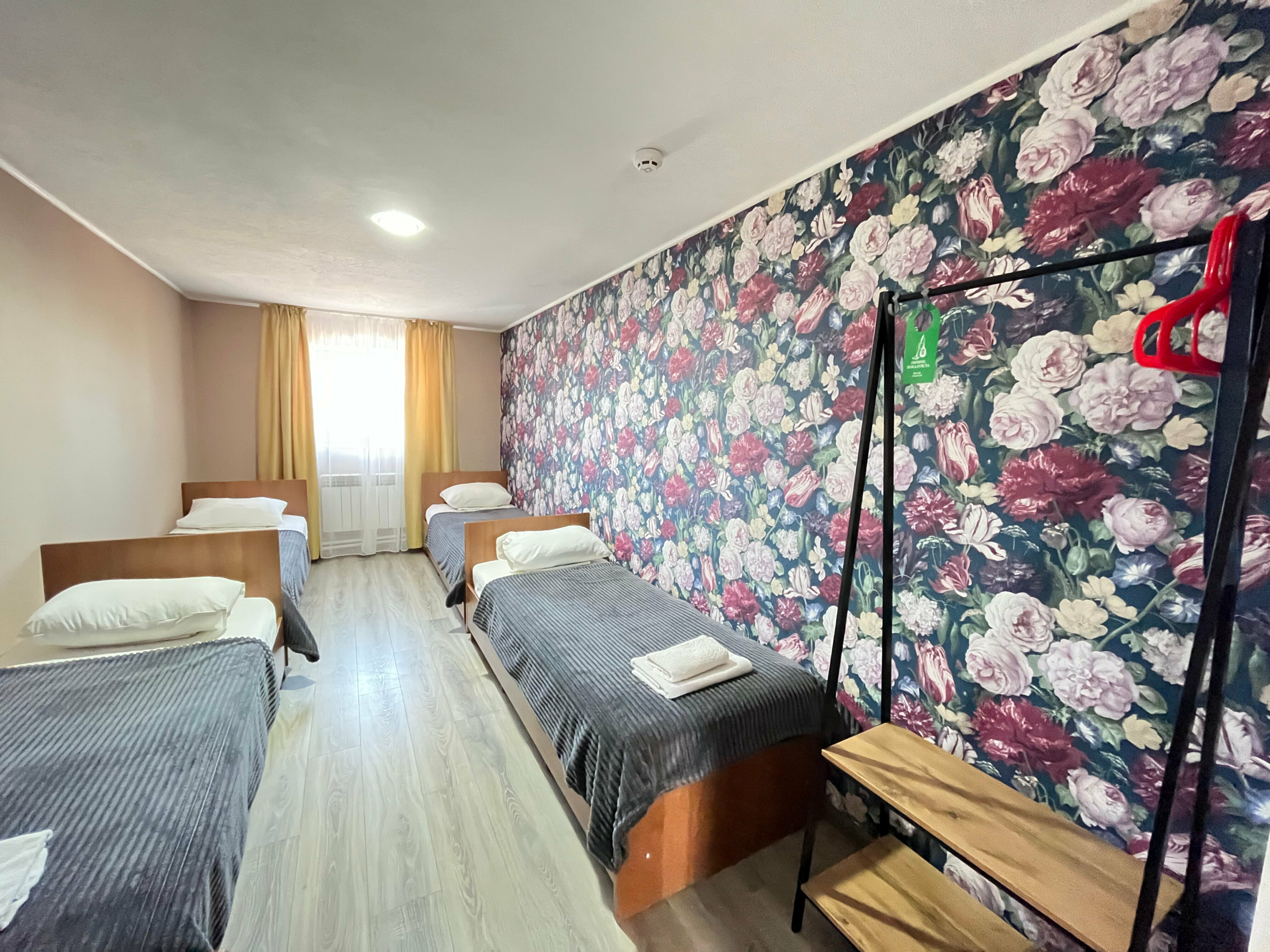 Четырехместный номер эконом-класса с общей ванной комнатой