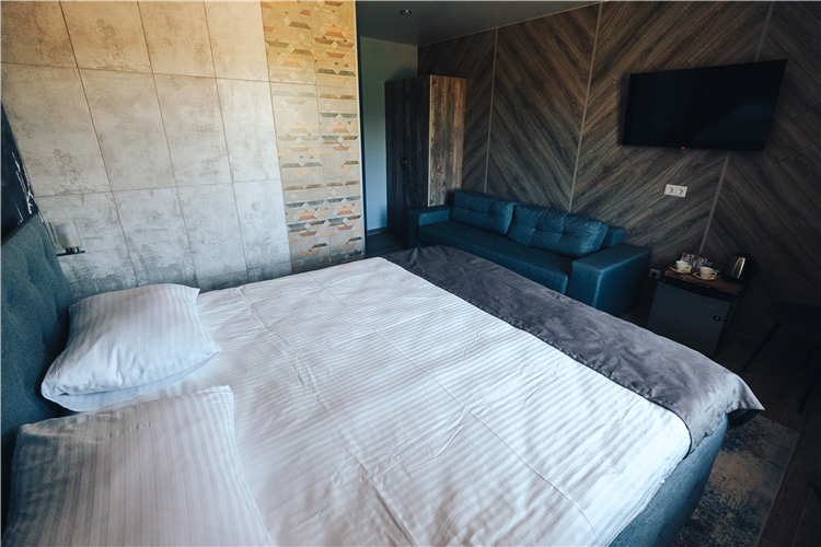 Двухместный номер с двуспальной кроватью и дополнительной кроватью